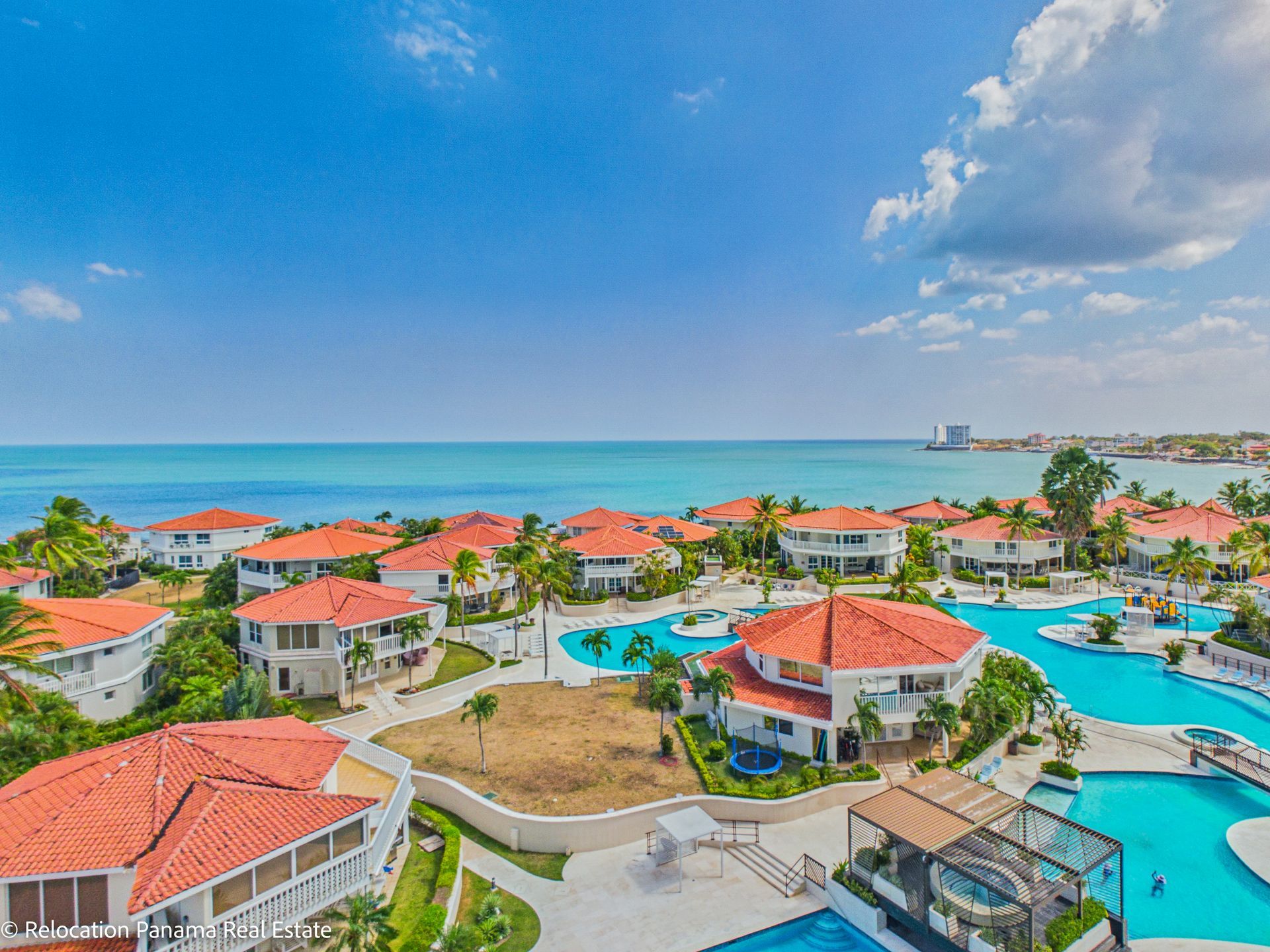 Fotografía profesional de balcón con vista al mar en Coronado Country Club, Playa Serena.