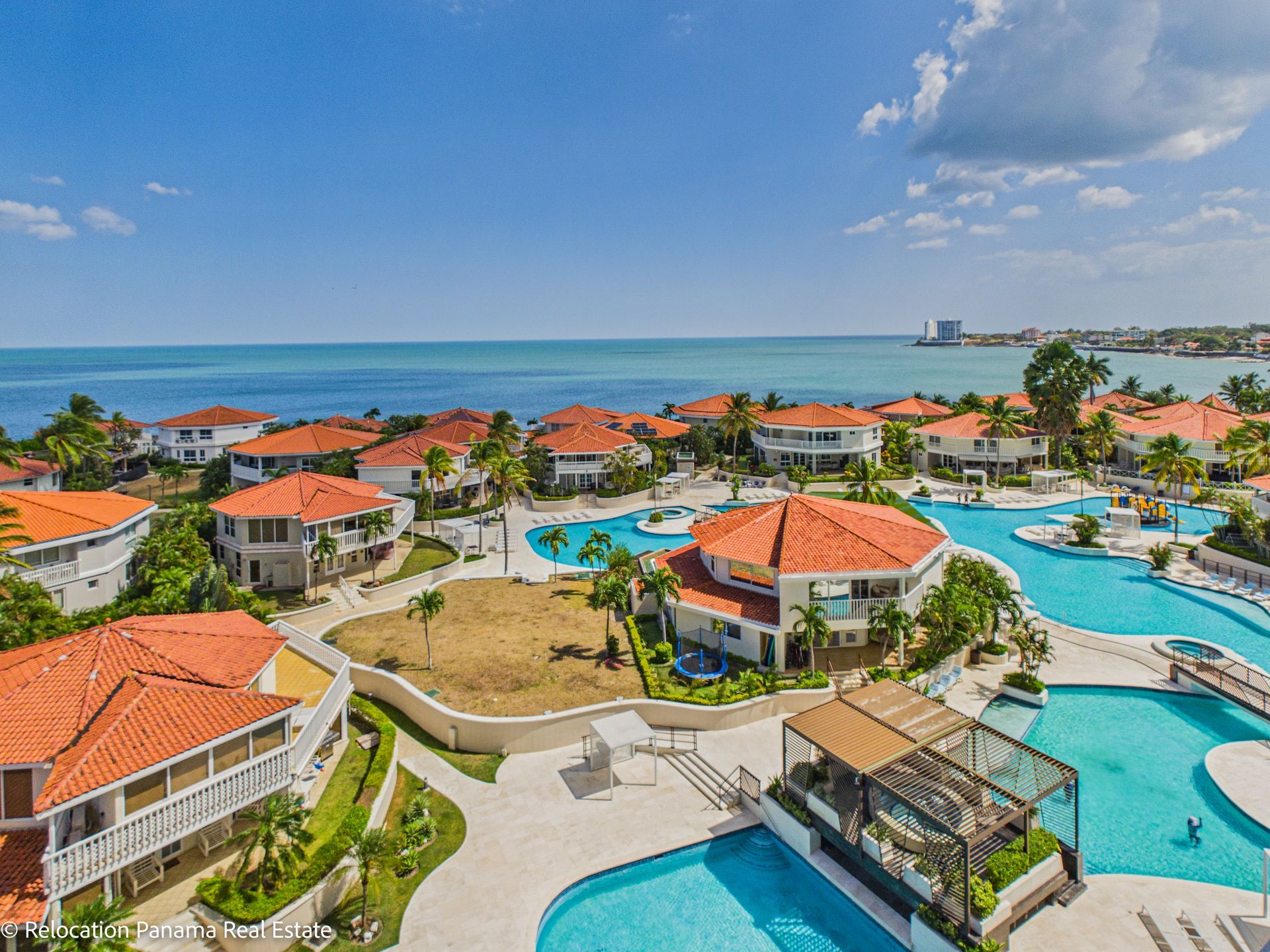 Fotografía profesional de balcón con vista al mar en Coronado Country Club, Playa Serena.