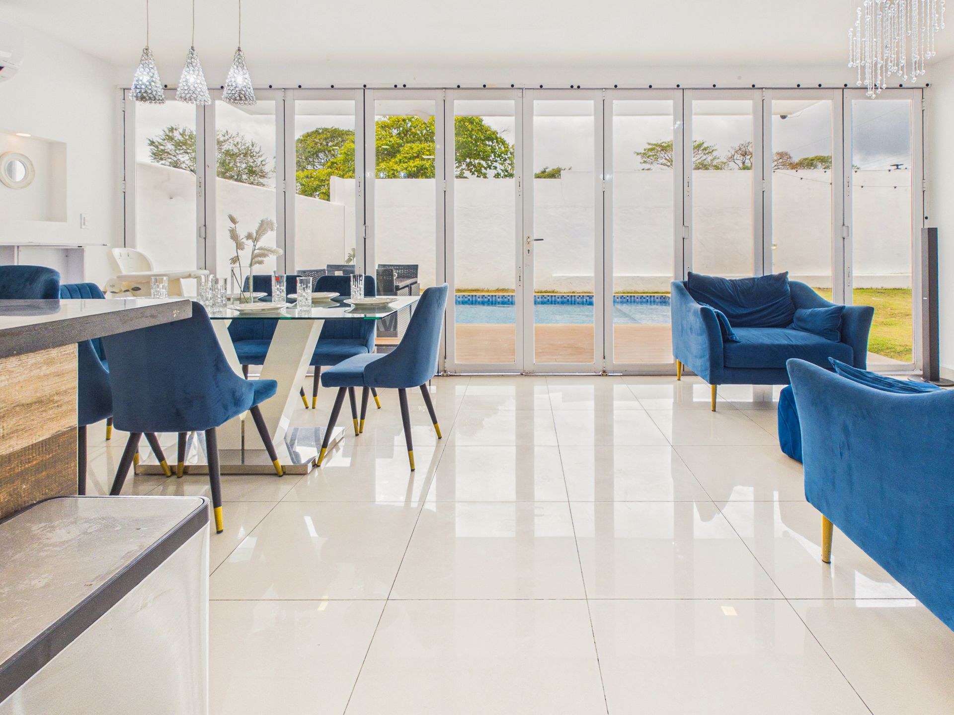 Sesión de fotografía profesional para Airbnb en residencia privada en Playa Coronado, Panamá.