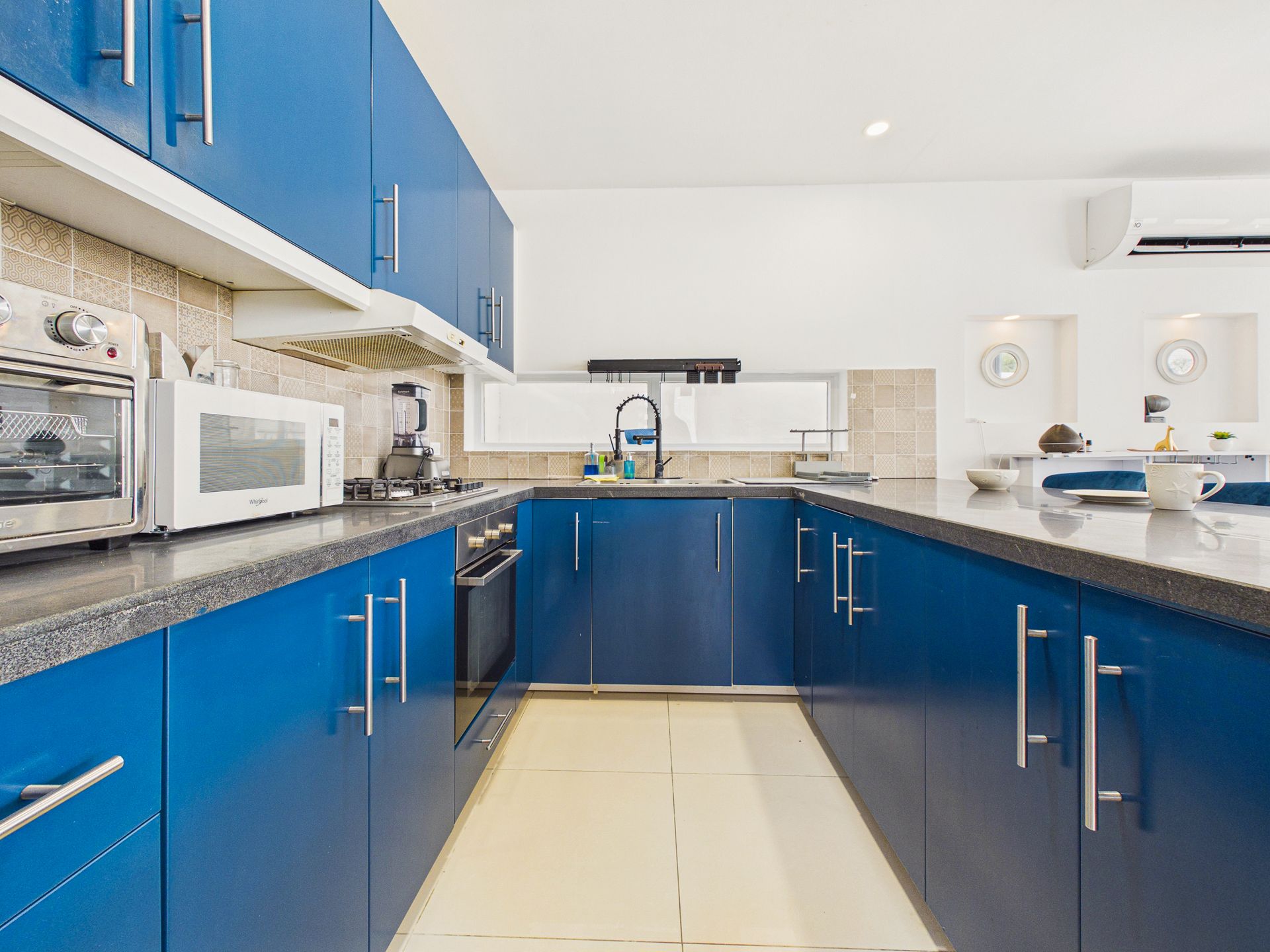 Sesión de fotografía profesional para Airbnb en residencia privada en Playa Coronado, Panamá.