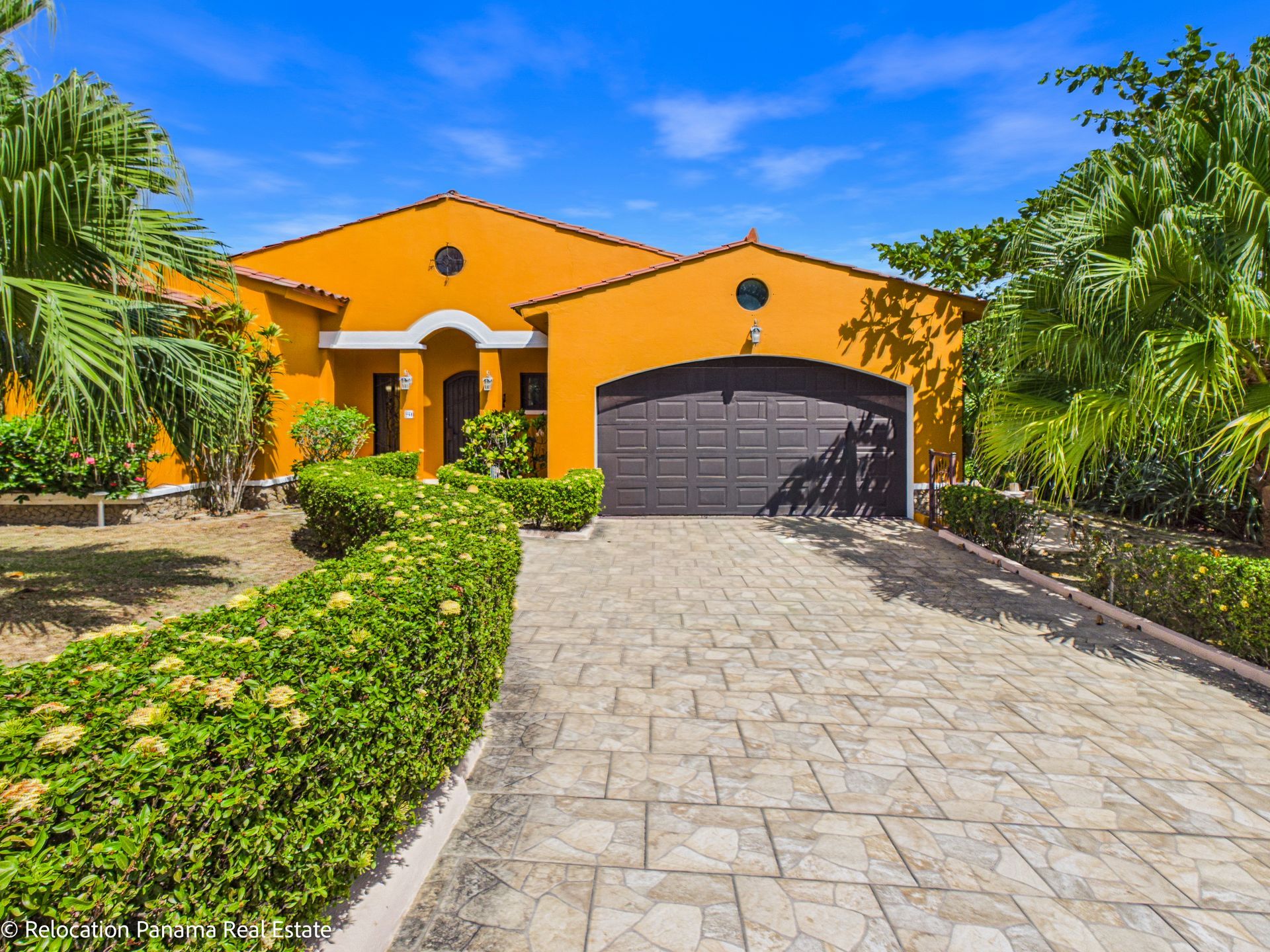 Casa con piscina y jardín tropical en Hacienda Pacífica, San Carlos. Fotografía para Relocation Panama Real Estate.