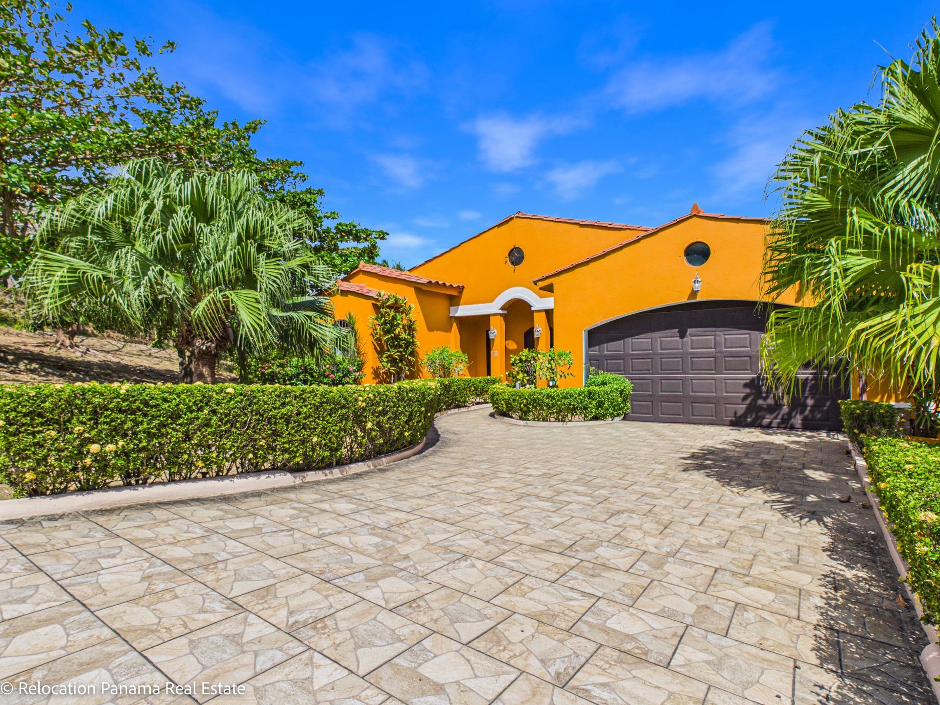 Casa con piscina y jardín tropical en Hacienda Pacífica, San Carlos. Fotografía para Relocation Panama Real Estate.