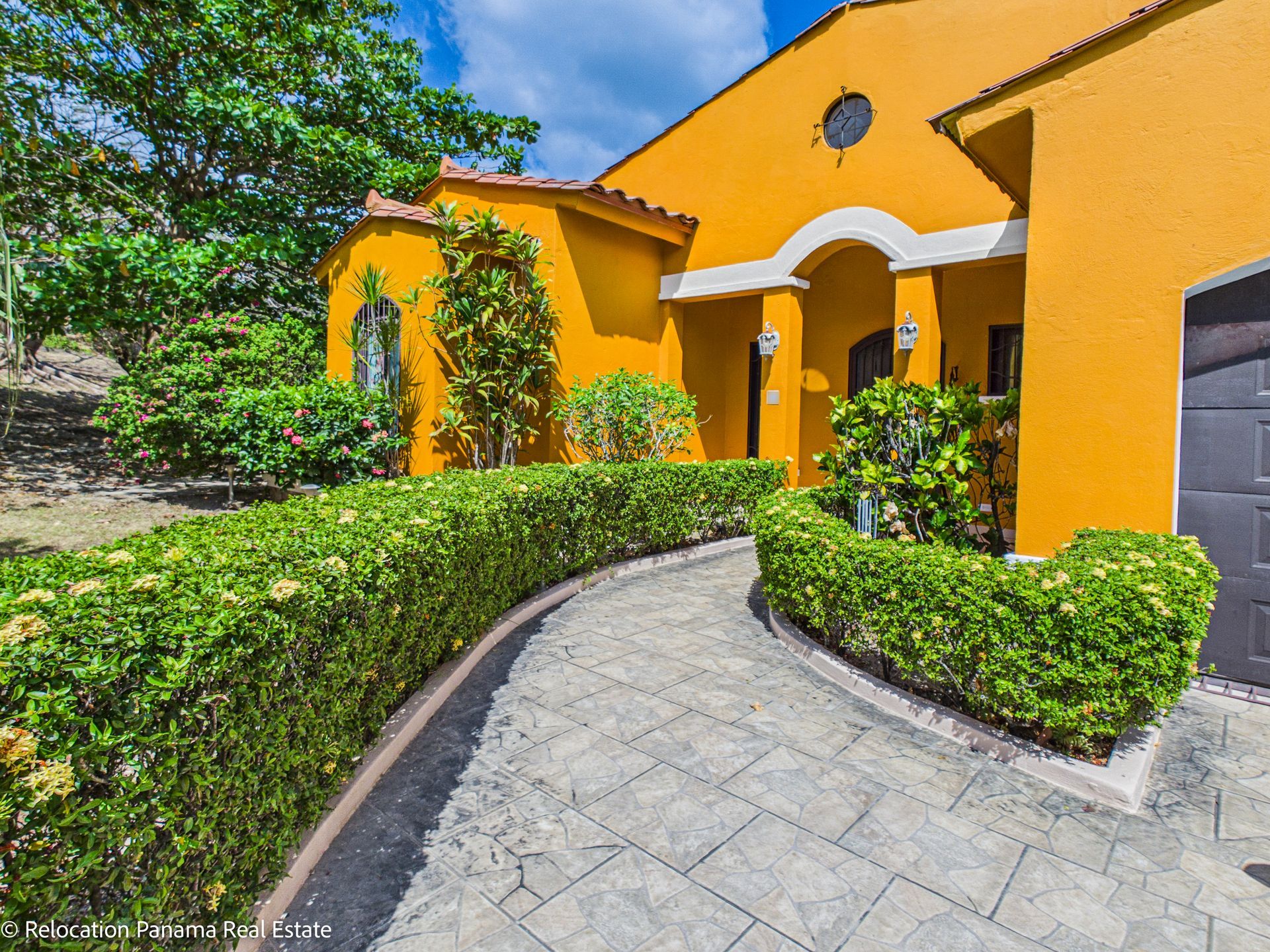 Casa con piscina y jardín tropical en Hacienda Pacífica, San Carlos. Fotografía para Relocation Panama Real Estate.