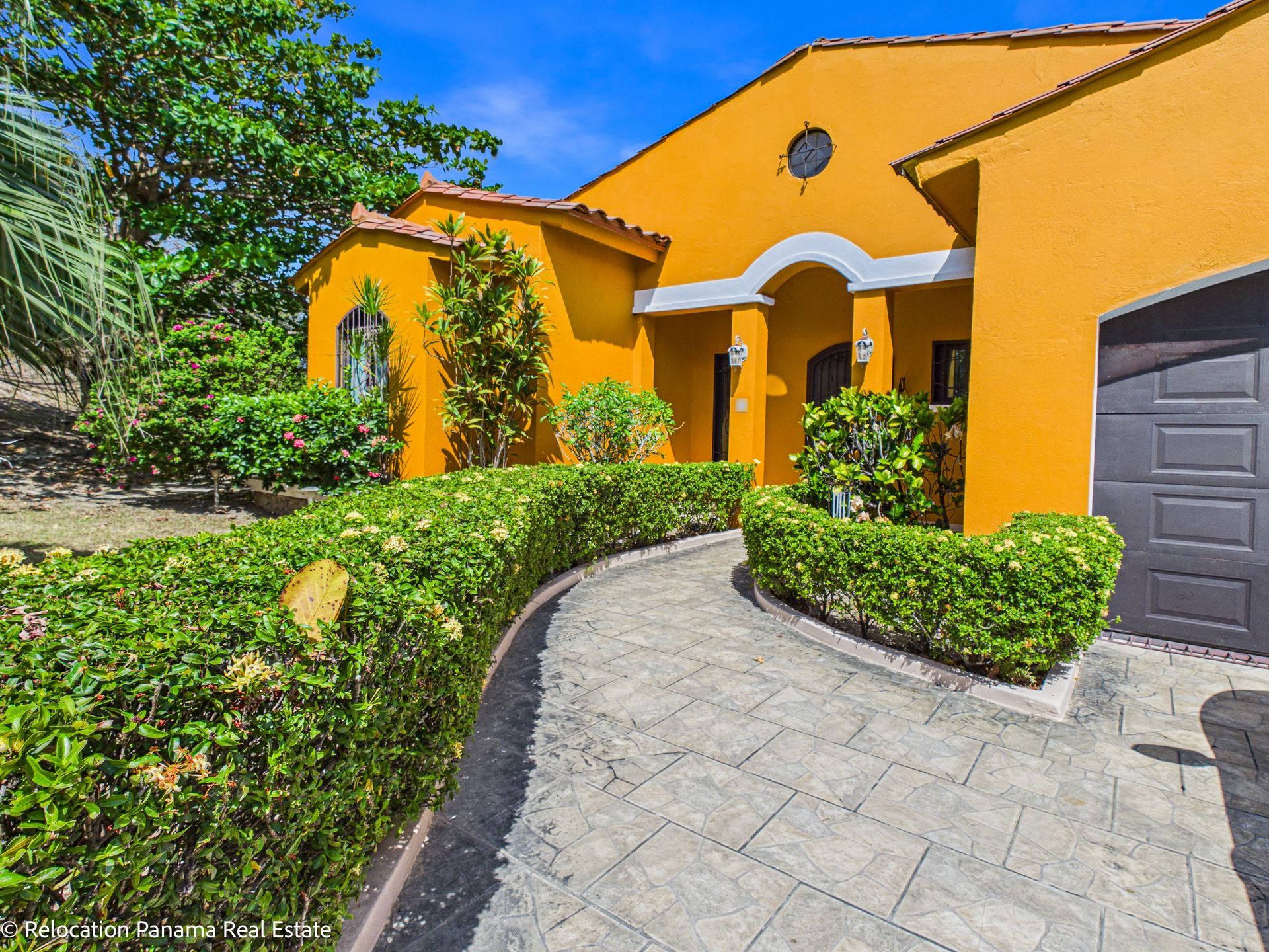 Casa con piscina y jardín tropical en Hacienda Pacífica, San Carlos. Fotografía para Relocation Panama Real Estate.