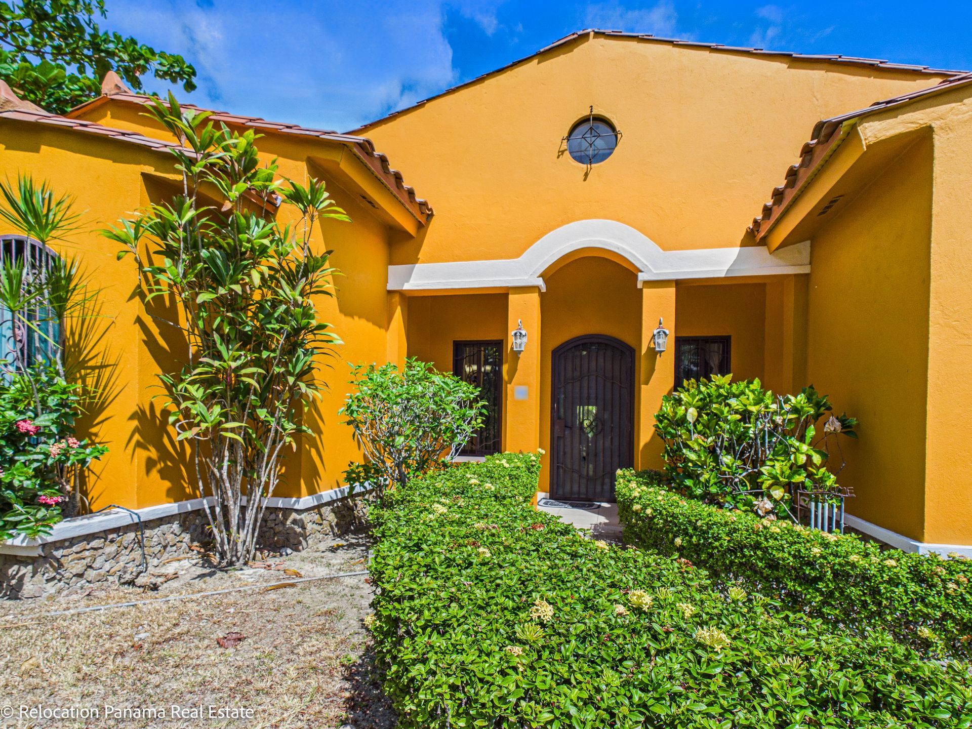 Casa con piscina y jardín tropical en Hacienda Pacífica, San Carlos. Fotografía para Relocation Panama Real Estate.