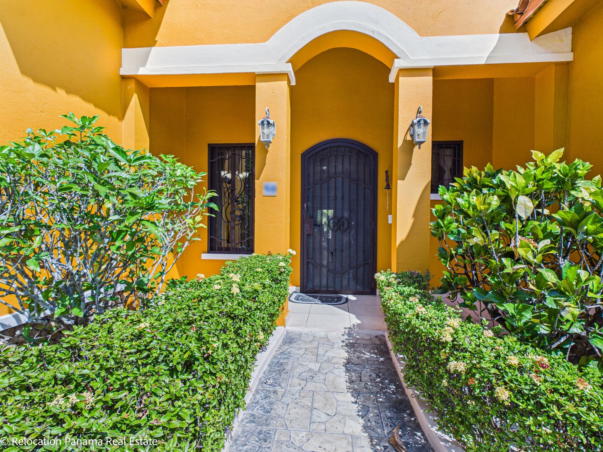 Casa con piscina y jardín tropical en Hacienda Pacífica, San Carlos. Fotografía para Relocation Panama Real Estate.