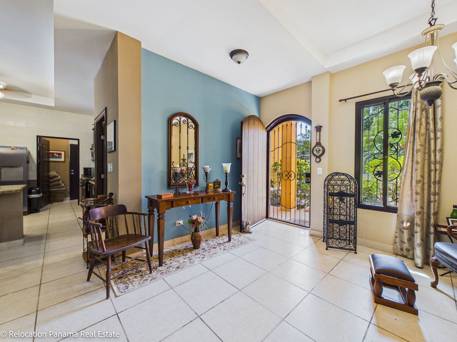 Casa con piscina y jardín tropical en Hacienda Pacífica, San Carlos. Fotografía para Relocation Panama Real Estate.