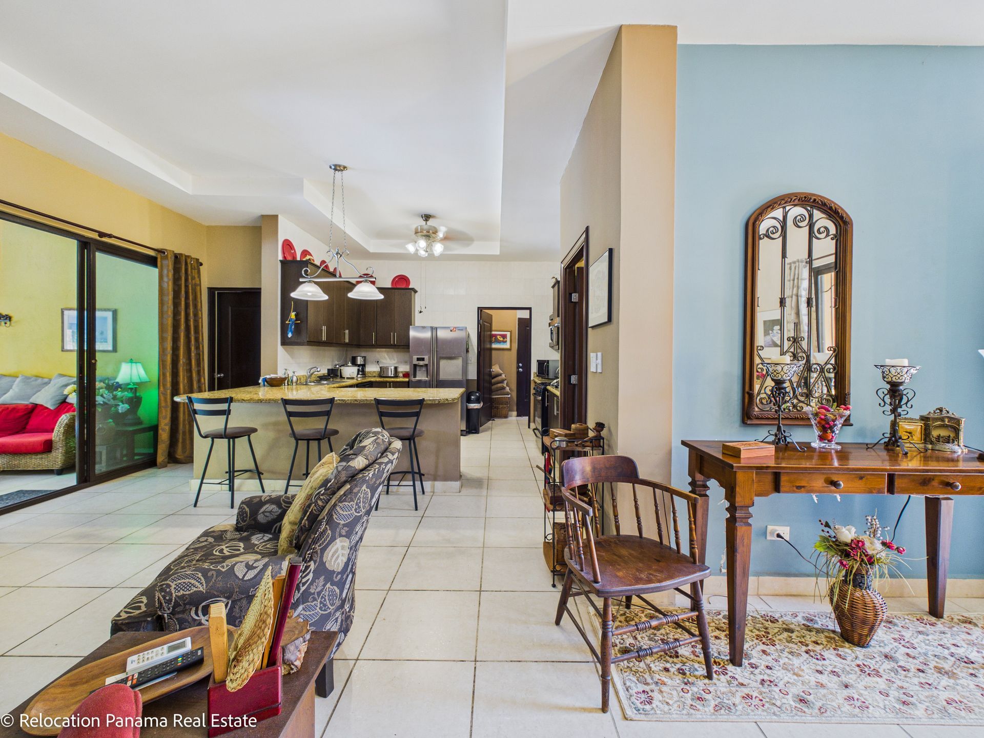 Casa con piscina y jardín tropical en Hacienda Pacífica, San Carlos. Fotografía para Relocation Panama Real Estate.