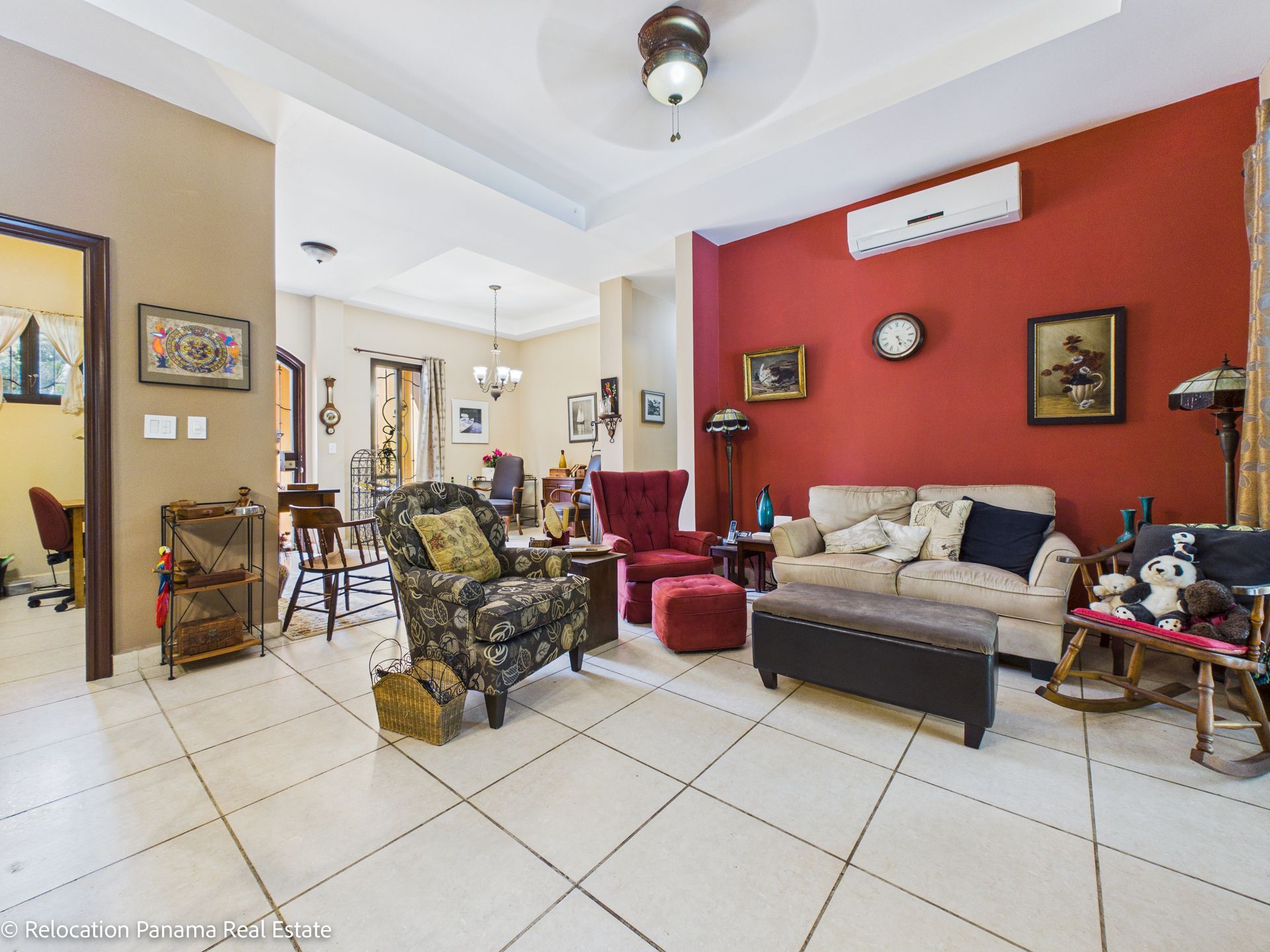 Casa con piscina y jardín tropical en Hacienda Pacífica, San Carlos. Fotografía para Relocation Panama Real Estate.