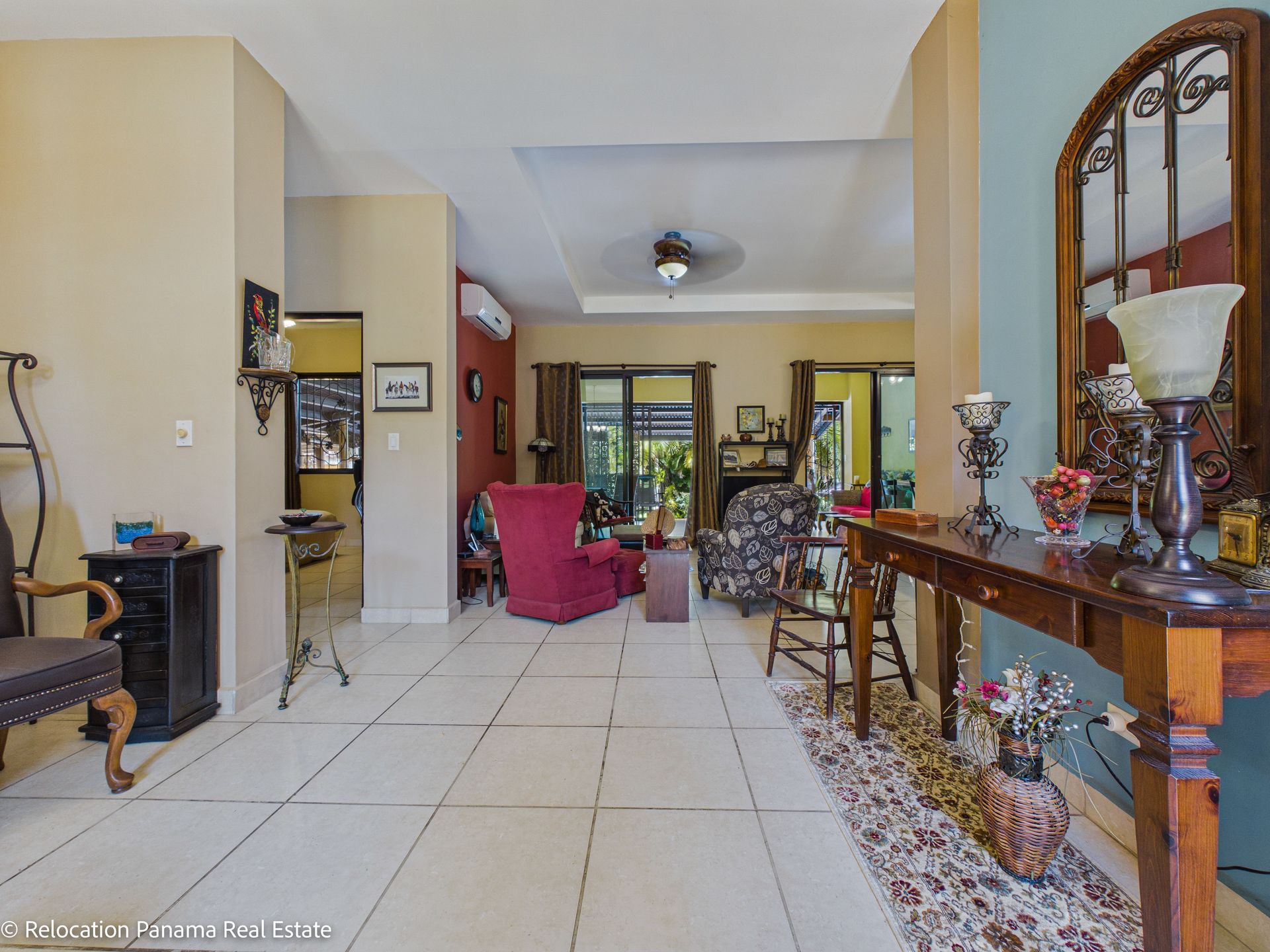 Casa con piscina y jardín tropical en Hacienda Pacífica, San Carlos. Fotografía para Relocation Panama Real Estate.