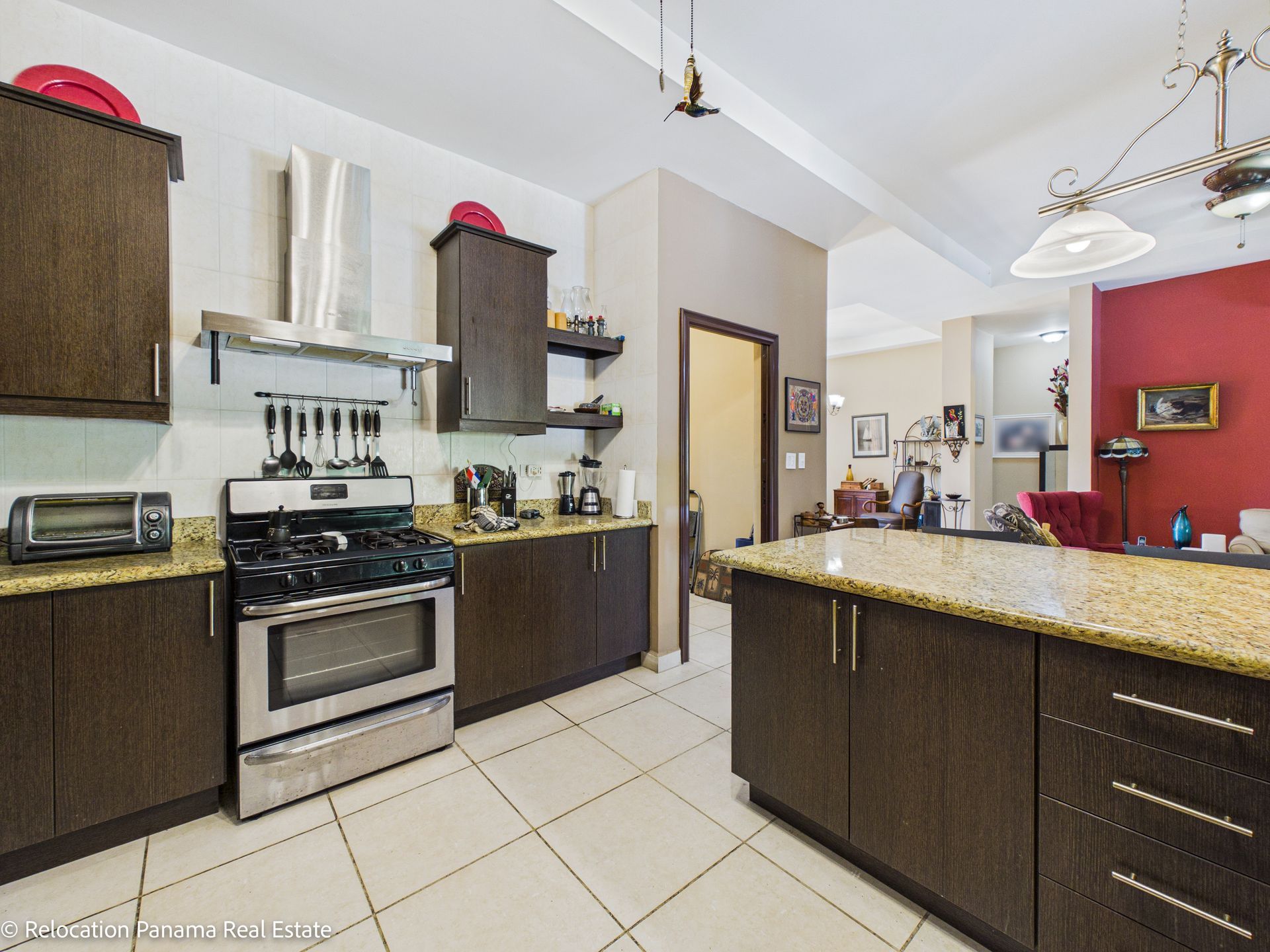 Casa con piscina y jardín tropical en Hacienda Pacífica, San Carlos. Fotografía para Relocation Panama Real Estate.