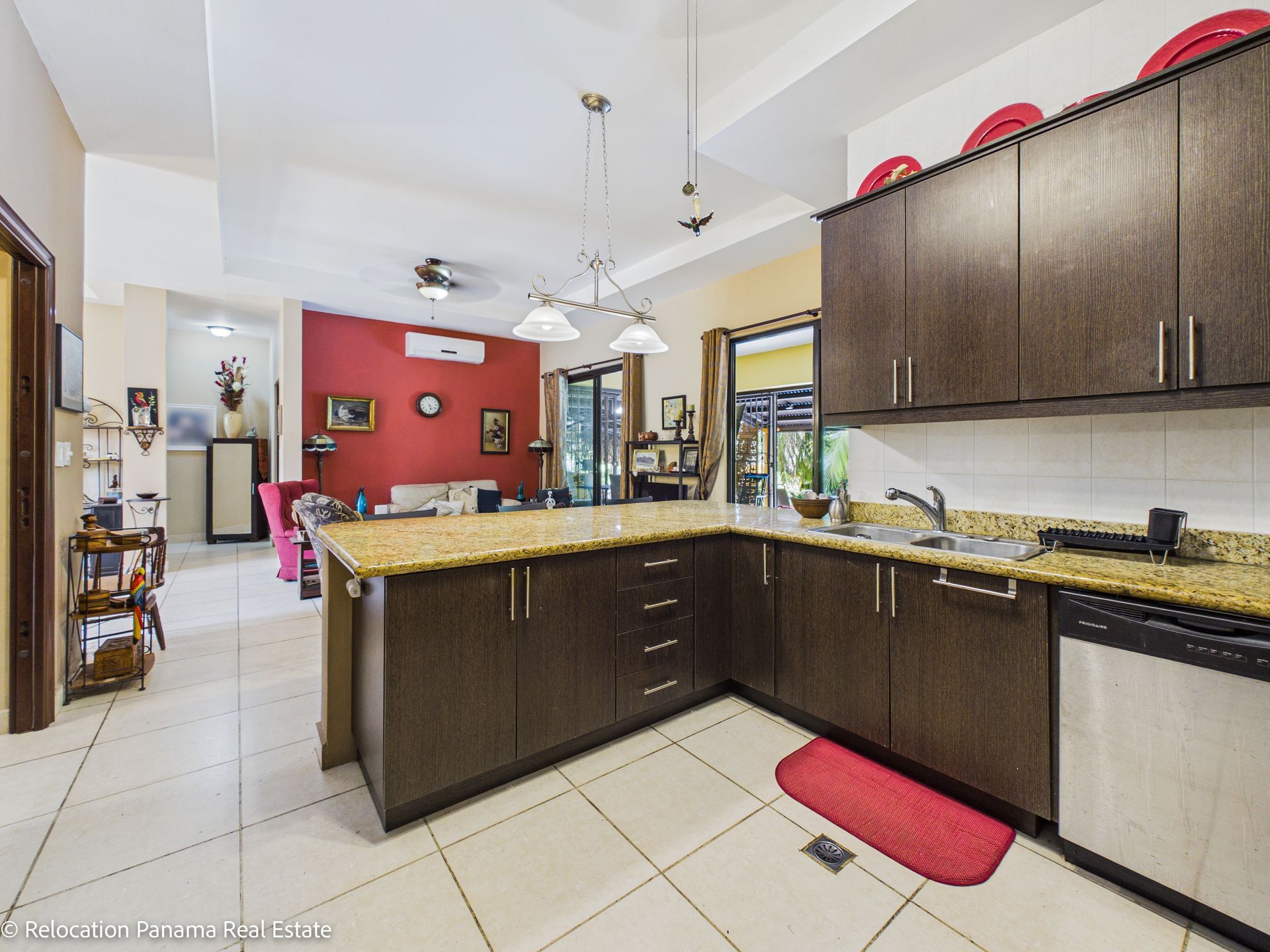 Casa con piscina y jardín tropical en Hacienda Pacífica, San Carlos. Fotografía para Relocation Panama Real Estate.