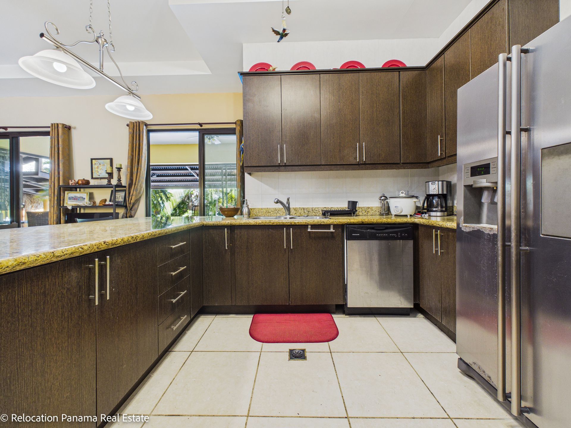 Casa con piscina y jardín tropical en Hacienda Pacífica, San Carlos. Fotografía para Relocation Panama Real Estate.