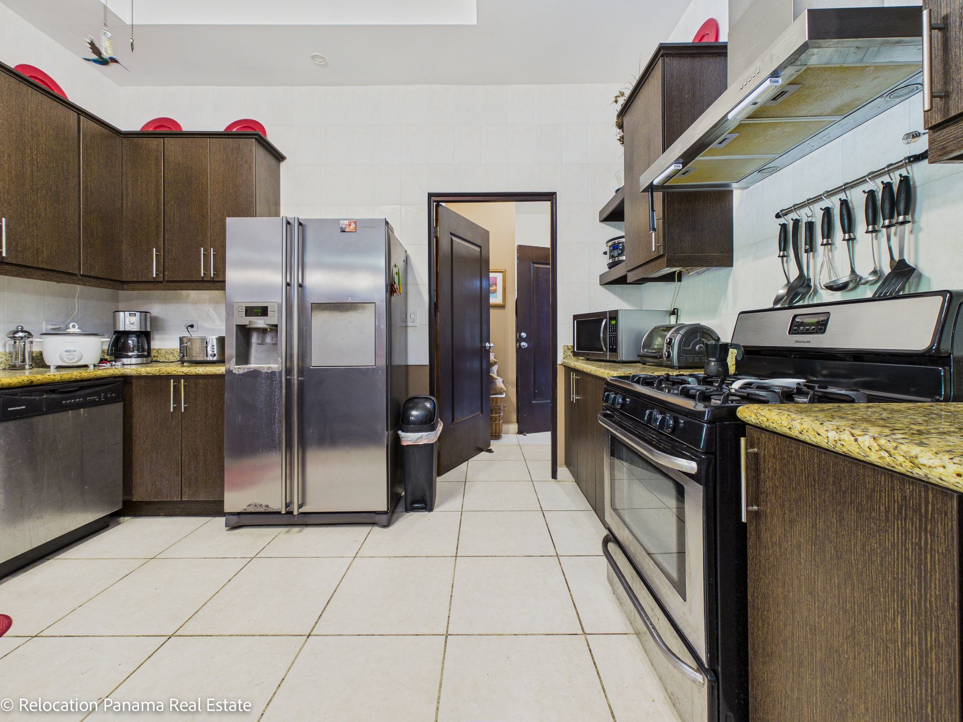 Casa con piscina y jardín tropical en Hacienda Pacífica, San Carlos. Fotografía para Relocation Panama Real Estate.