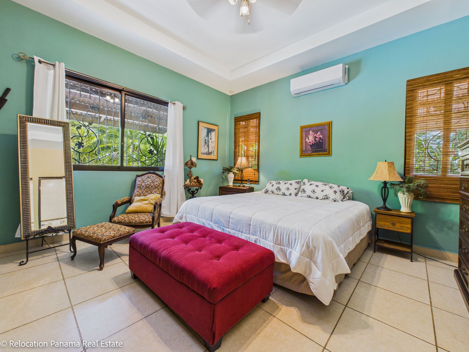 Casa con piscina y jardín tropical en Hacienda Pacífica, San Carlos. Fotografía para Relocation Panama Real Estate.