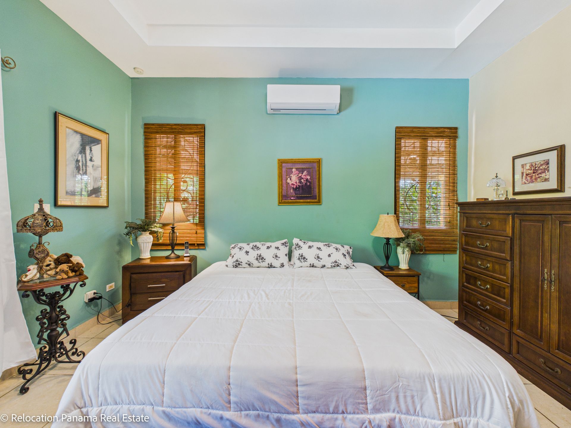 Casa con piscina y jardín tropical en Hacienda Pacífica, San Carlos. Fotografía para Relocation Panama Real Estate.