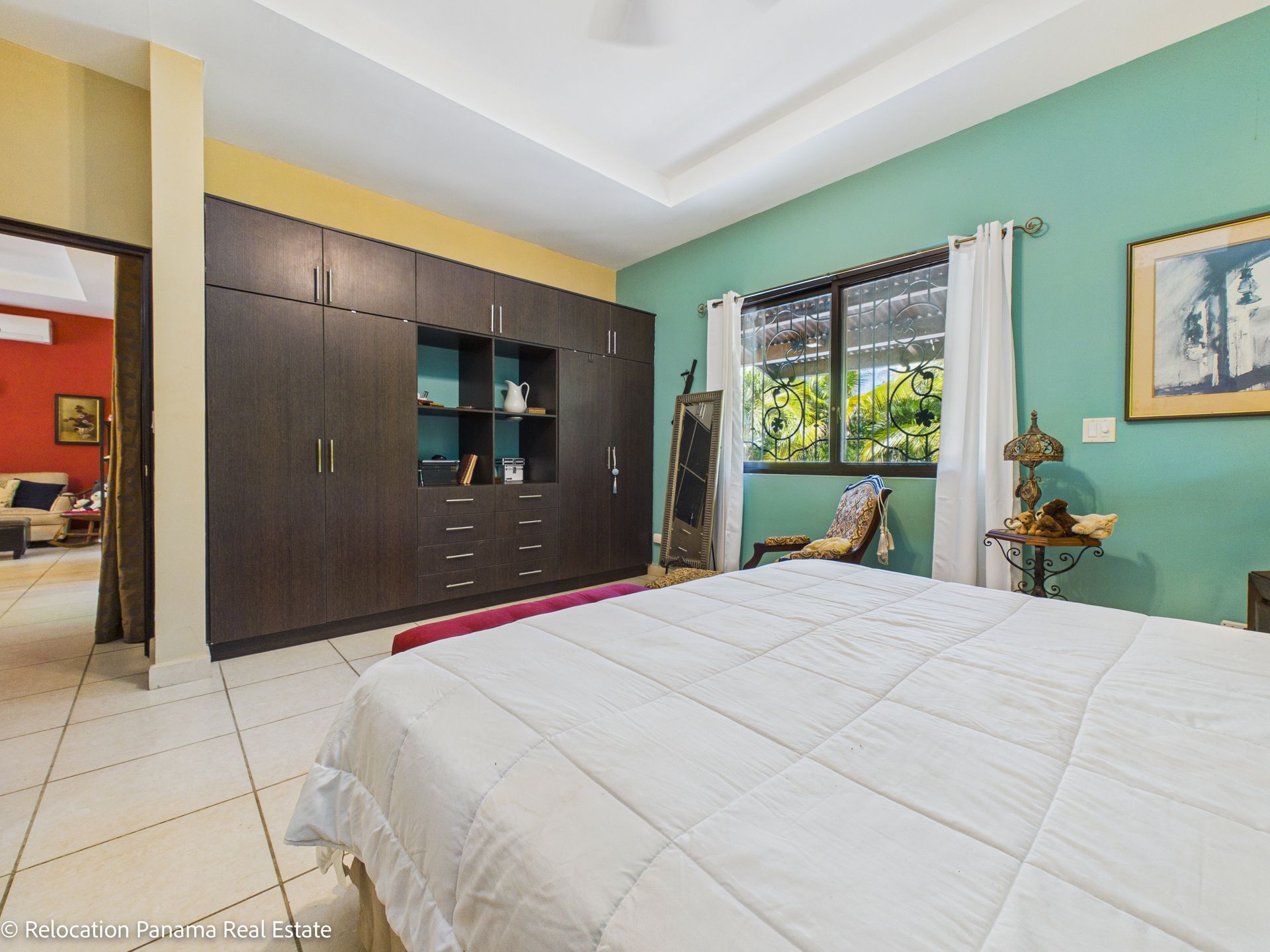 Casa con piscina y jardín tropical en Hacienda Pacífica, San Carlos. Fotografía para Relocation Panama Real Estate.