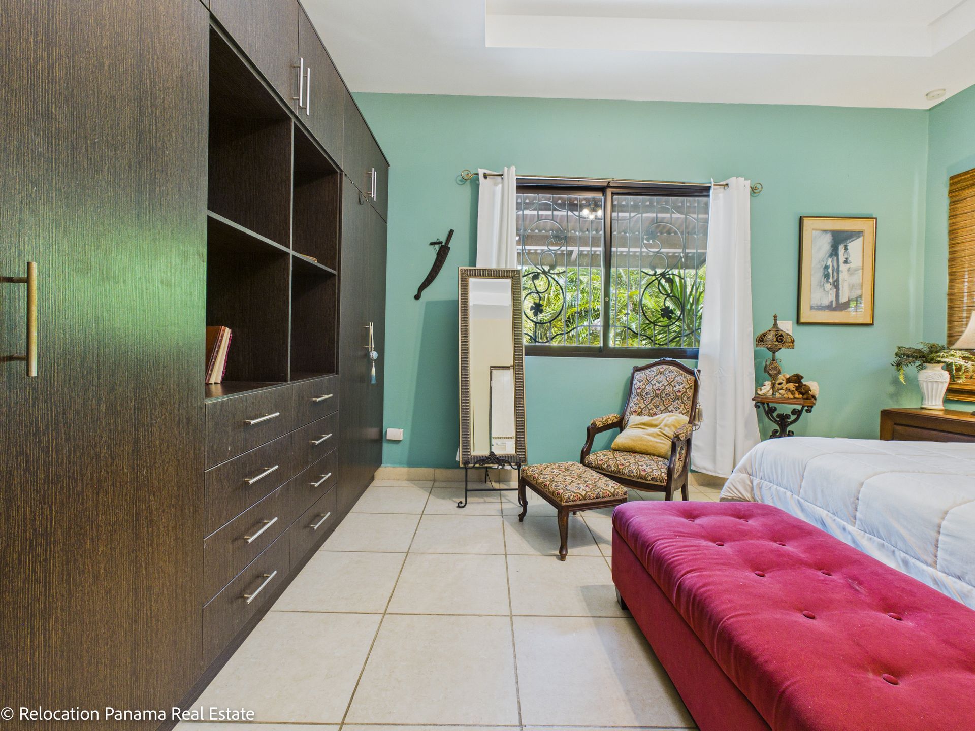 Casa con piscina y jardín tropical en Hacienda Pacífica, San Carlos. Fotografía para Relocation Panama Real Estate.