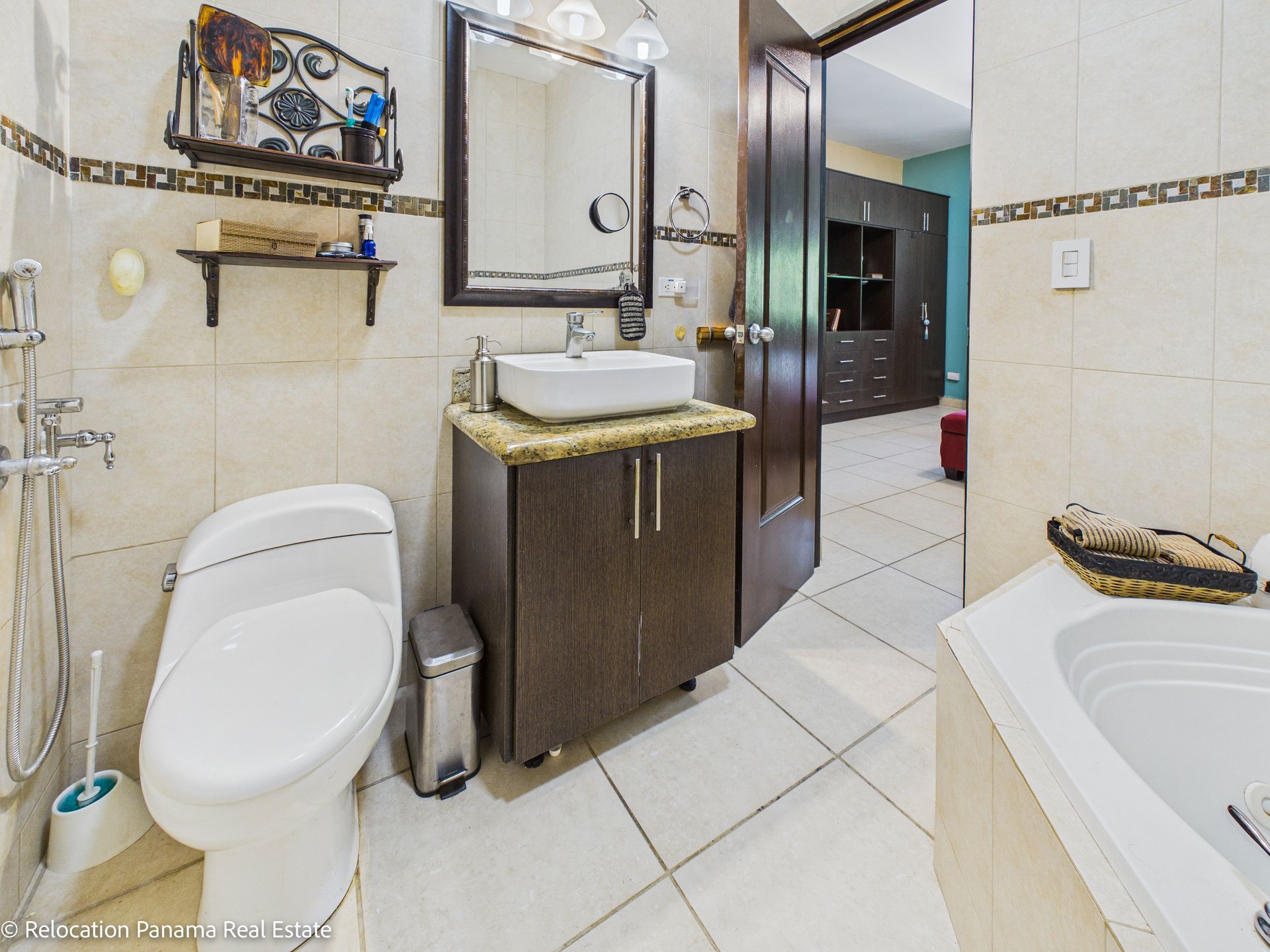 Casa con piscina y jardín tropical en Hacienda Pacífica, San Carlos. Fotografía para Relocation Panama Real Estate.