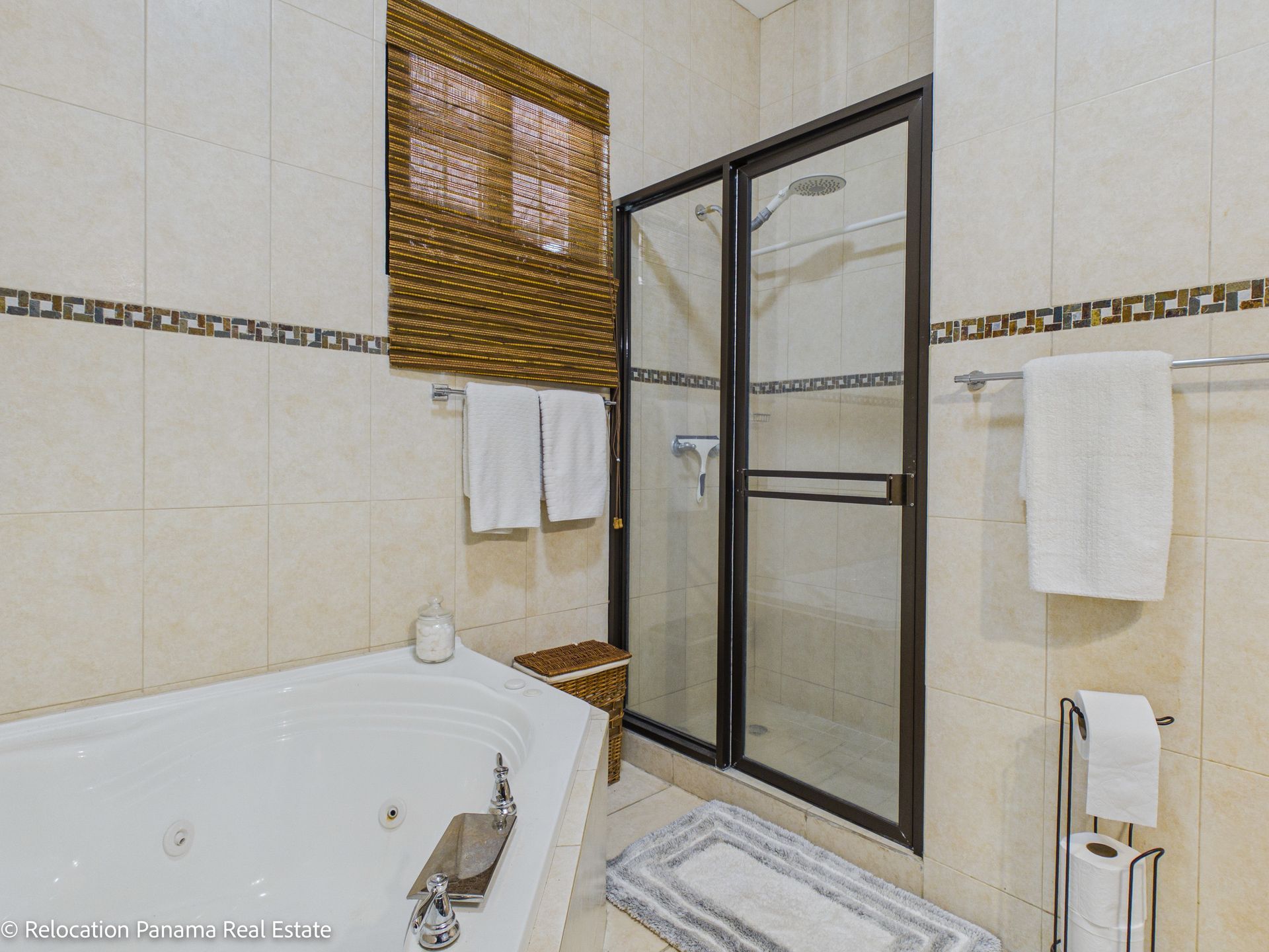 Casa con piscina y jardín tropical en Hacienda Pacífica, San Carlos. Fotografía para Relocation Panama Real Estate.