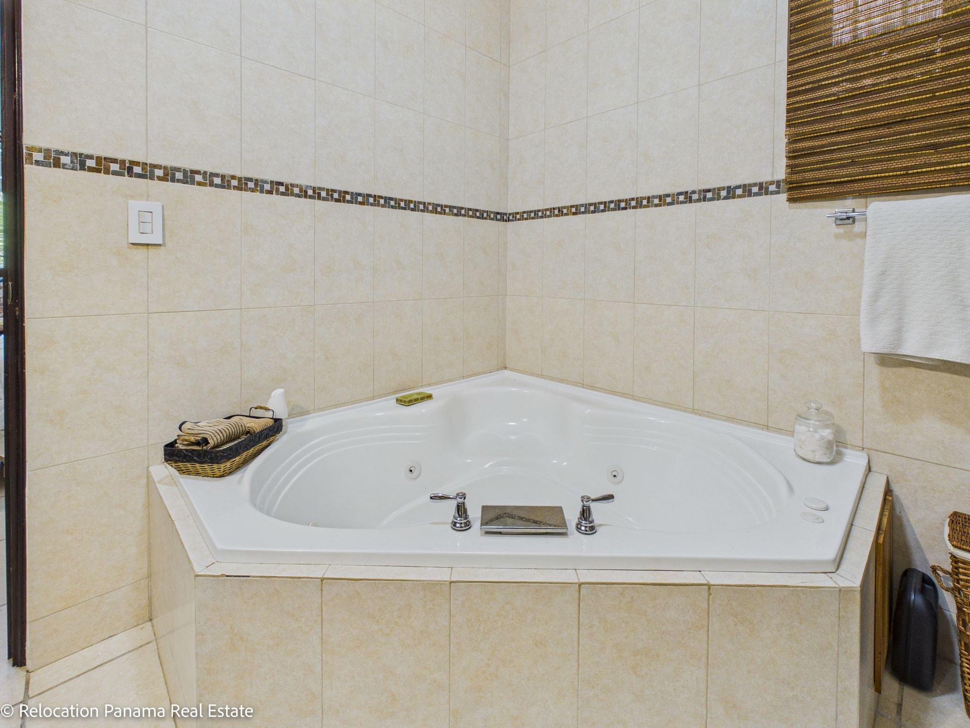 Casa con piscina y jardín tropical en Hacienda Pacífica, San Carlos. Fotografía para Relocation Panama Real Estate.