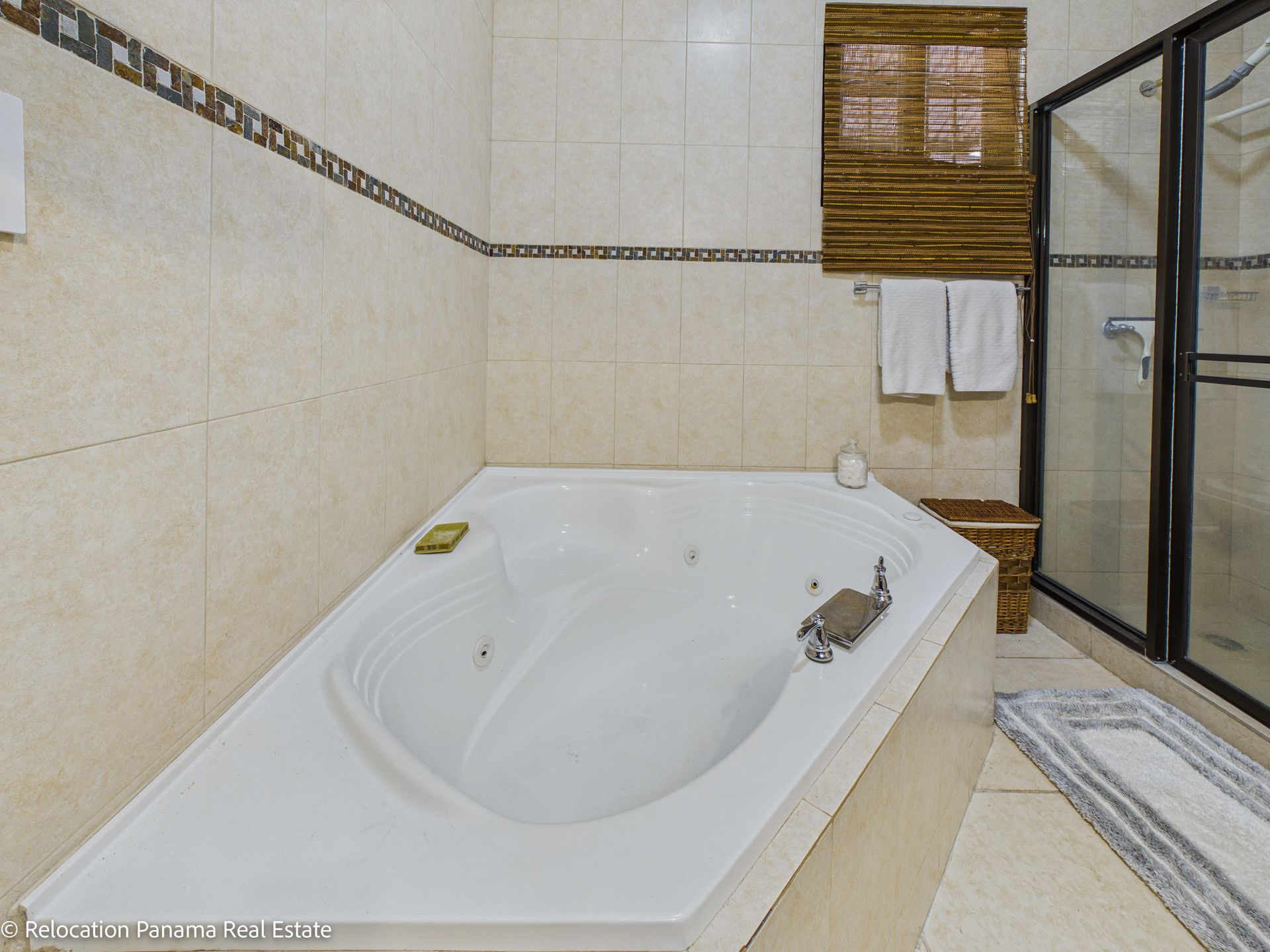 Casa con piscina y jardín tropical en Hacienda Pacífica, San Carlos. Fotografía para Relocation Panama Real Estate.