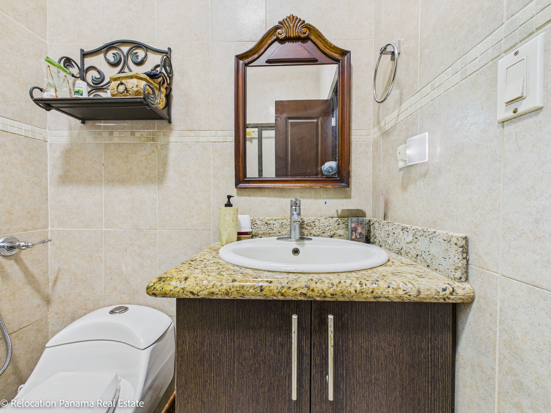 Casa con piscina y jardín tropical en Hacienda Pacífica, San Carlos. Fotografía para Relocation Panama Real Estate.