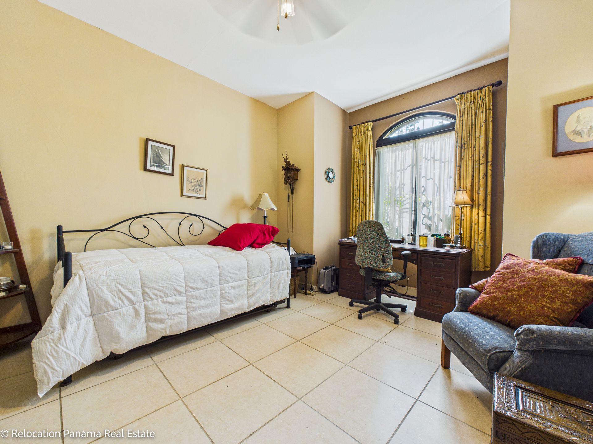 Casa con piscina y jardín tropical en Hacienda Pacífica, San Carlos. Fotografía para Relocation Panama Real Estate.