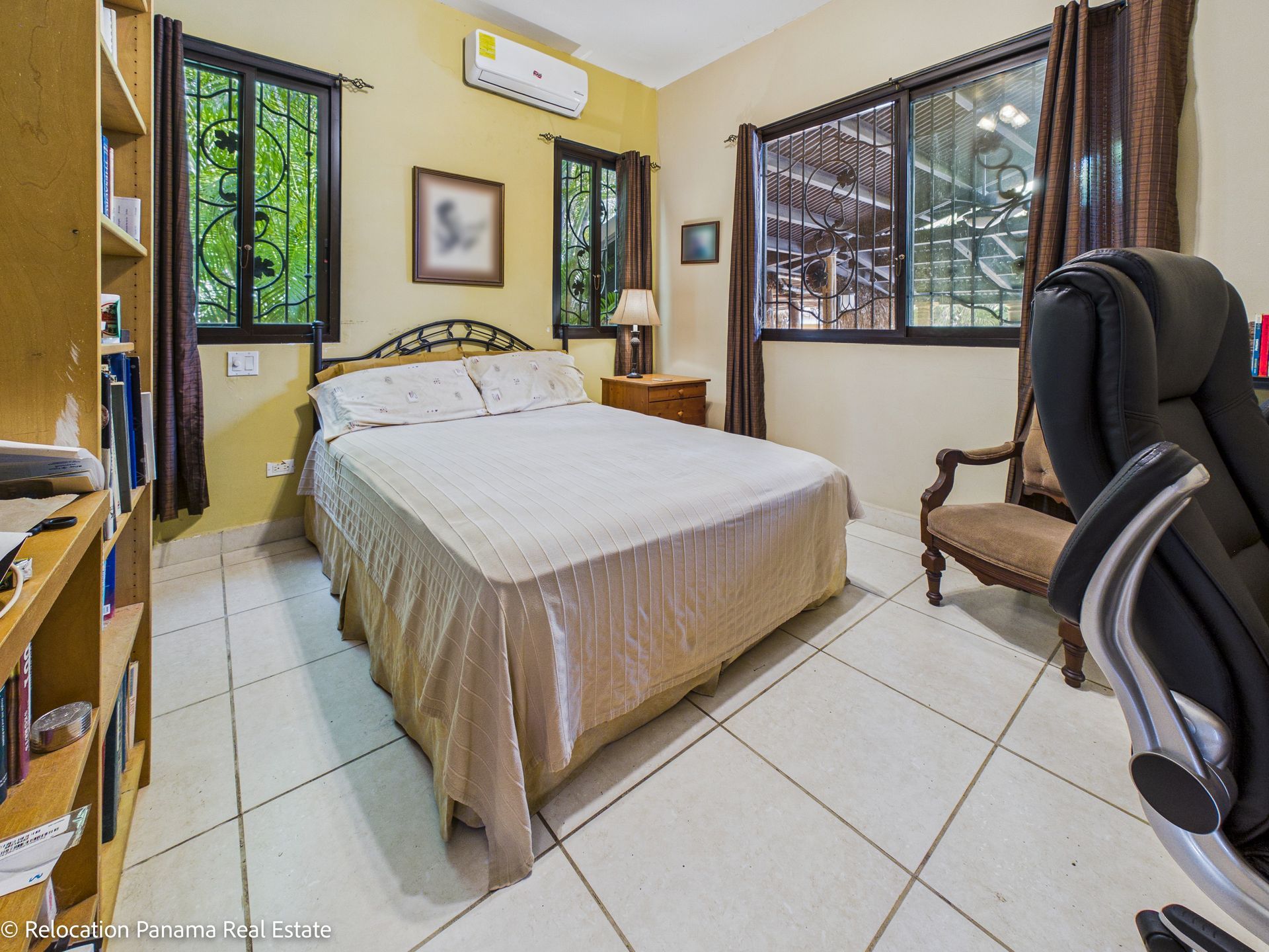 Casa con piscina y jardín tropical en Hacienda Pacífica, San Carlos. Fotografía para Relocation Panama Real Estate.