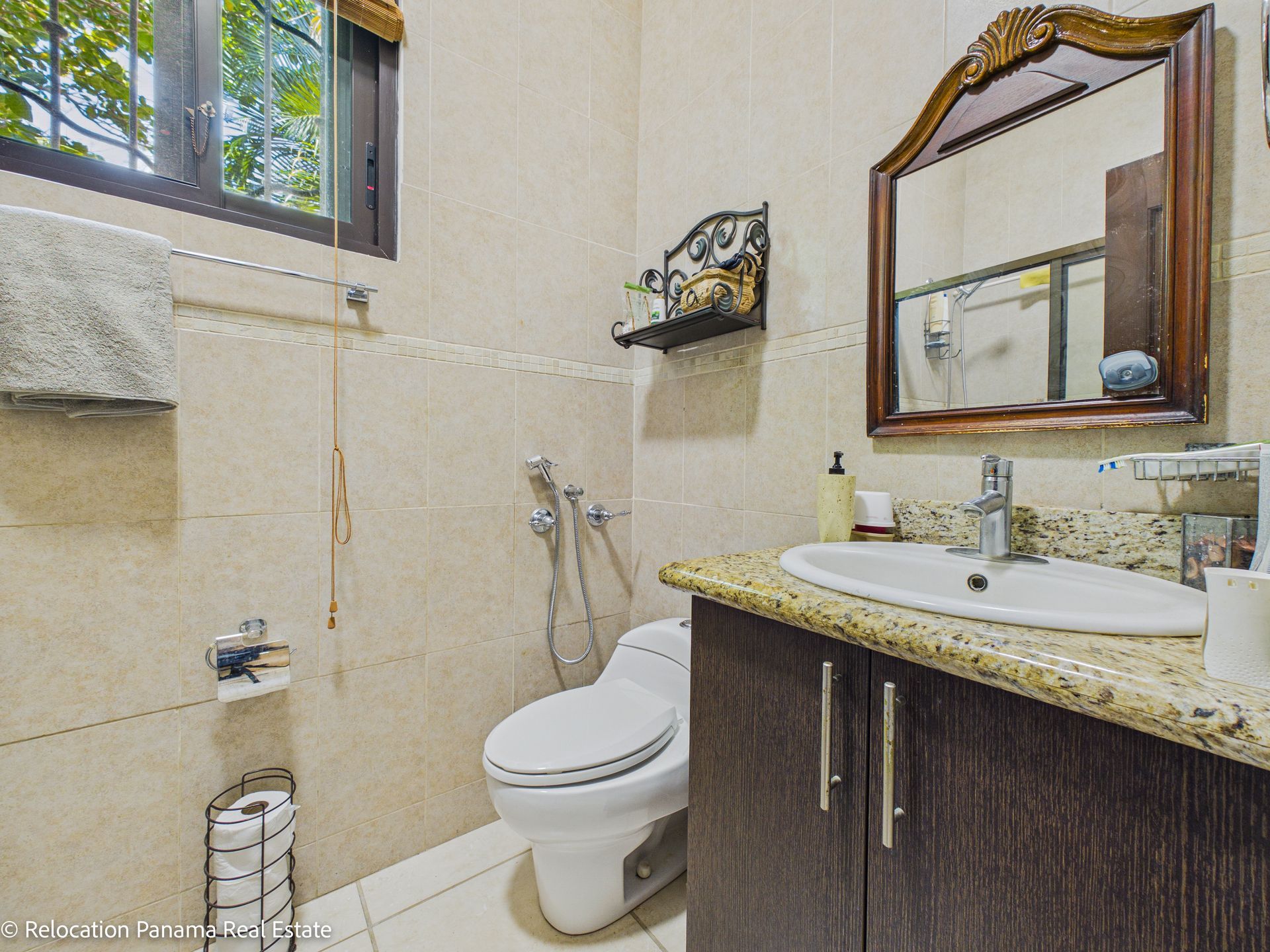 Casa con piscina y jardín tropical en Hacienda Pacífica, San Carlos. Fotografía para Relocation Panama Real Estate.