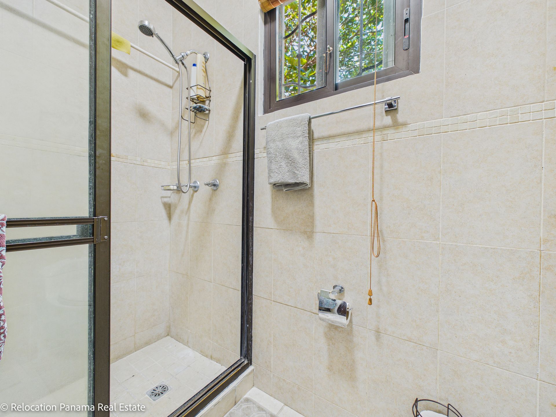 Casa con piscina y jardín tropical en Hacienda Pacífica, San Carlos. Fotografía para Relocation Panama Real Estate.