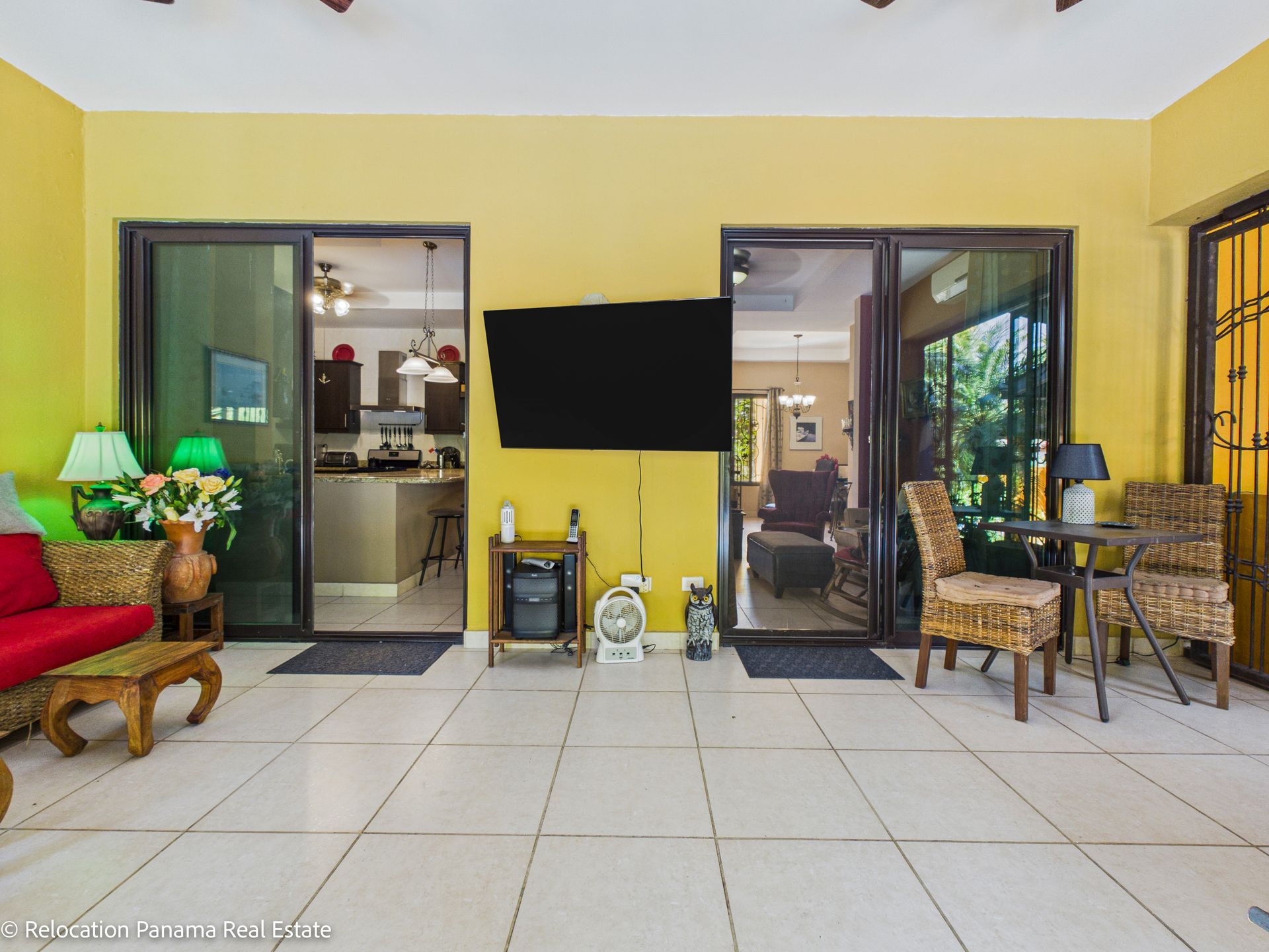 Casa con piscina y jardín tropical en Hacienda Pacífica, San Carlos. Fotografía para Relocation Panama Real Estate.