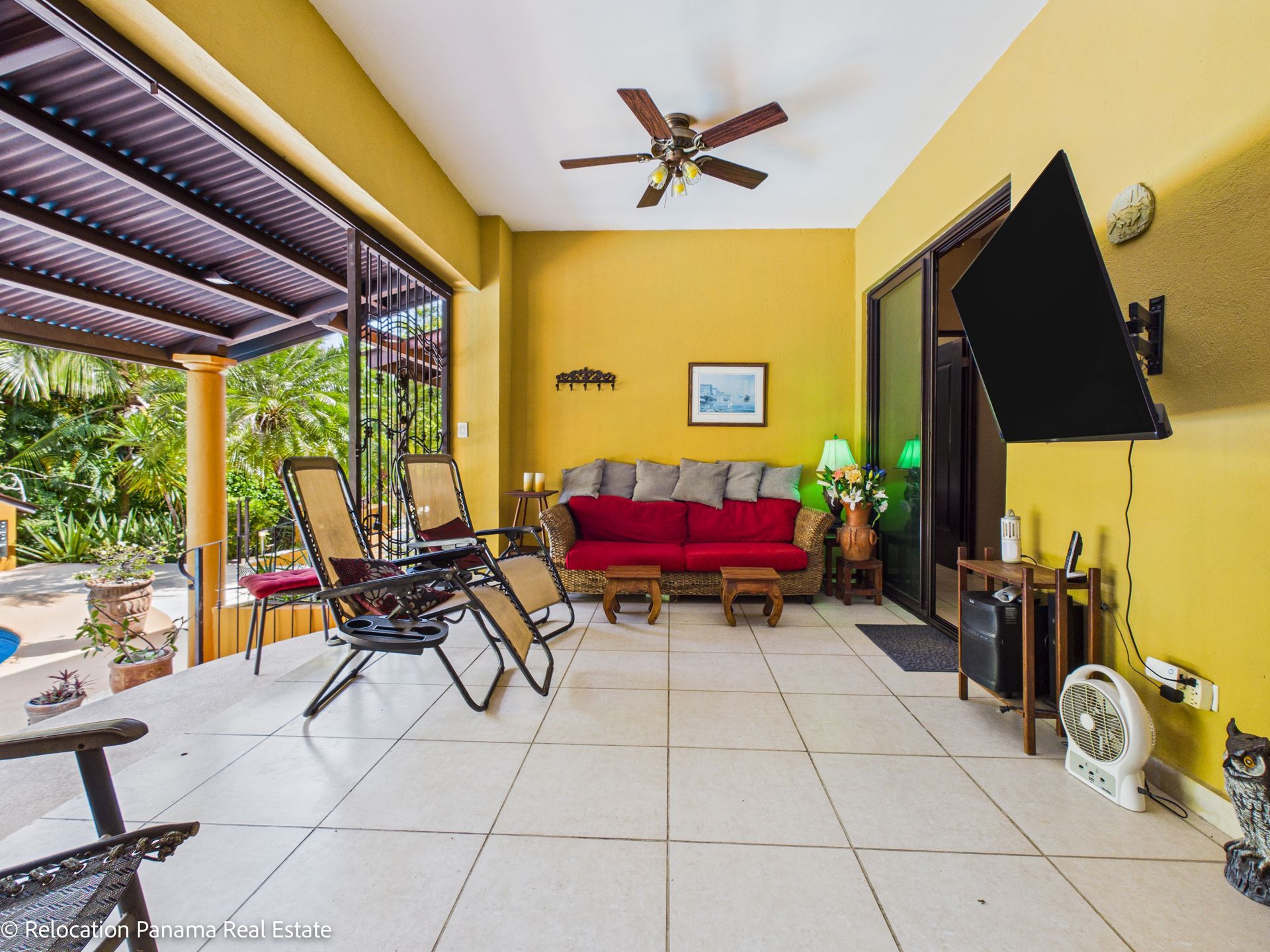 Casa con piscina y jardín tropical en Hacienda Pacífica, San Carlos. Fotografía para Relocation Panama Real Estate.