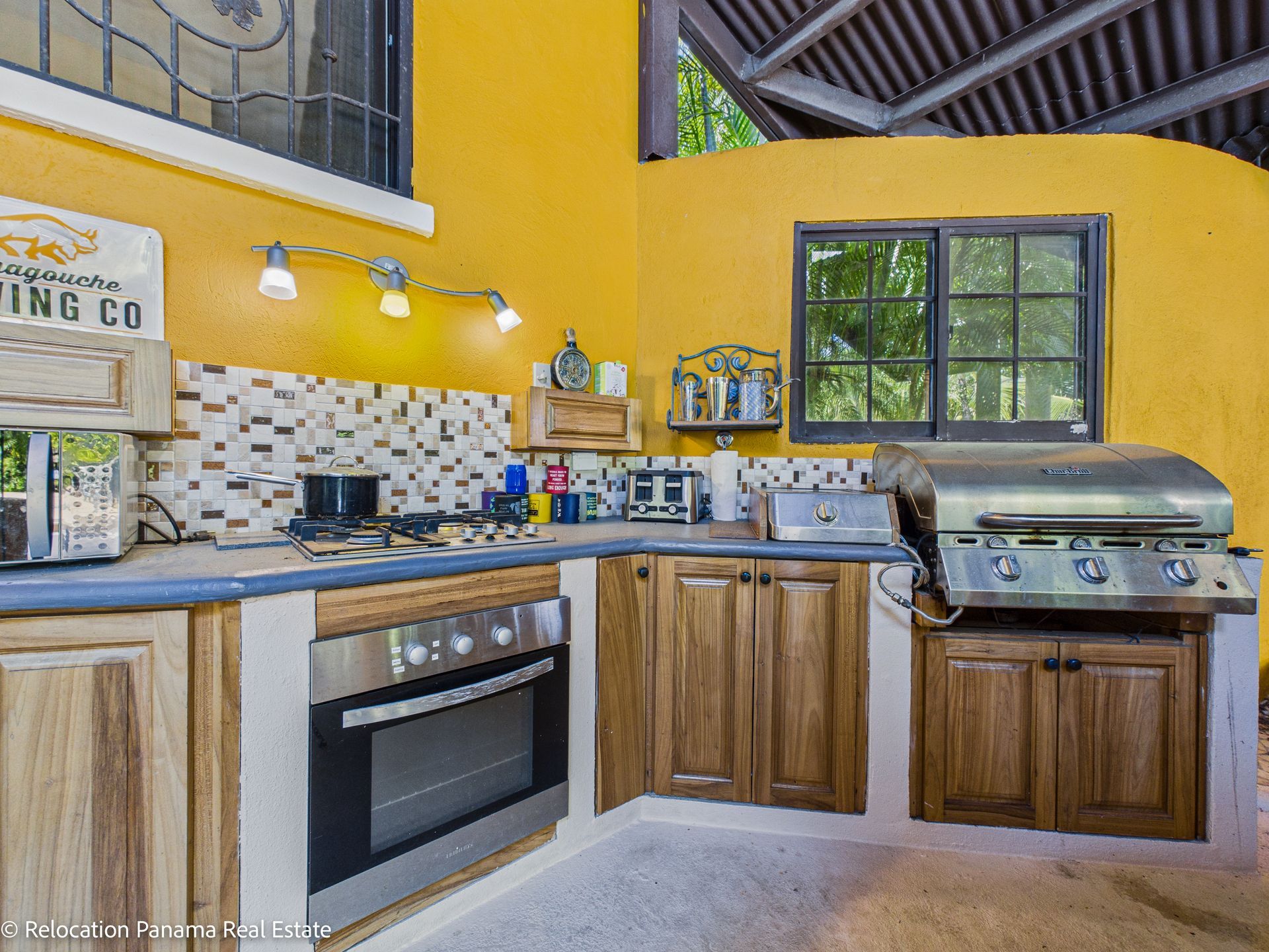 Casa con piscina y jardín tropical en Hacienda Pacífica, San Carlos. Fotografía para Relocation Panama Real Estate.