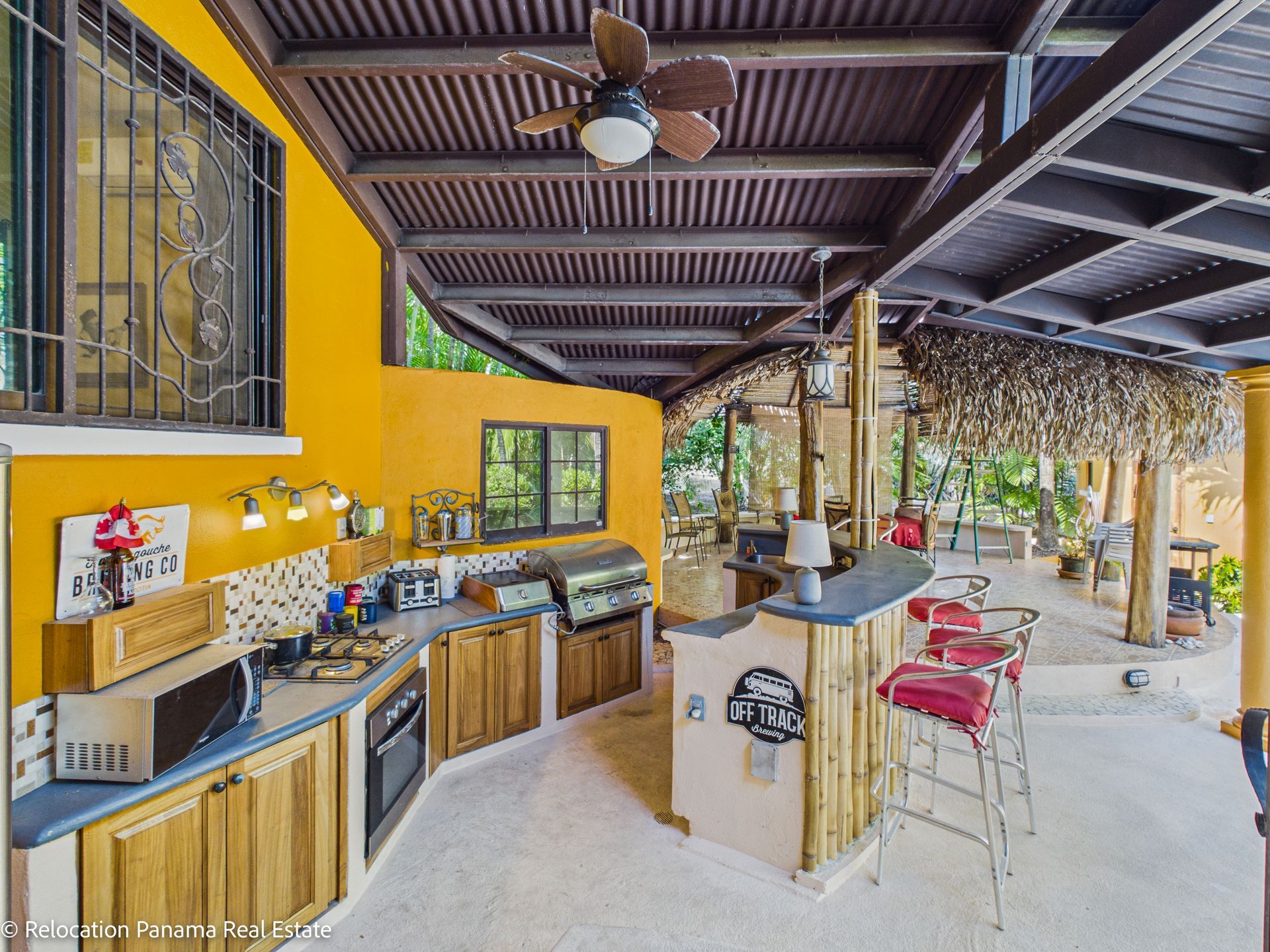 Casa con piscina y jardín tropical en Hacienda Pacífica, San Carlos. Fotografía para Relocation Panama Real Estate.