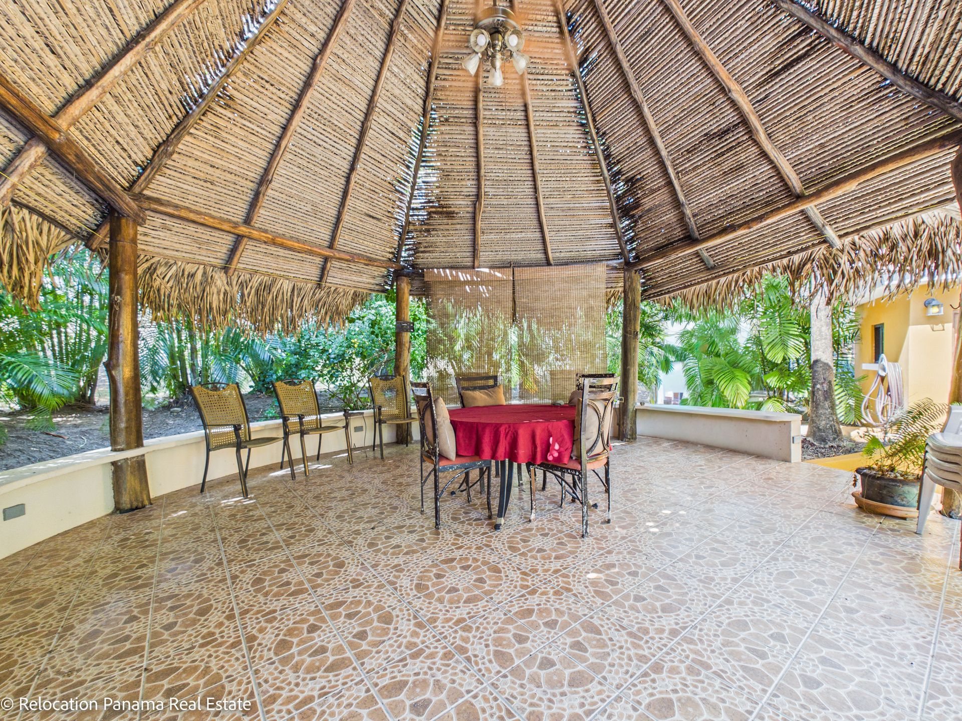 Casa con piscina y jardín tropical en Hacienda Pacífica, San Carlos. Fotografía para Relocation Panama Real Estate.