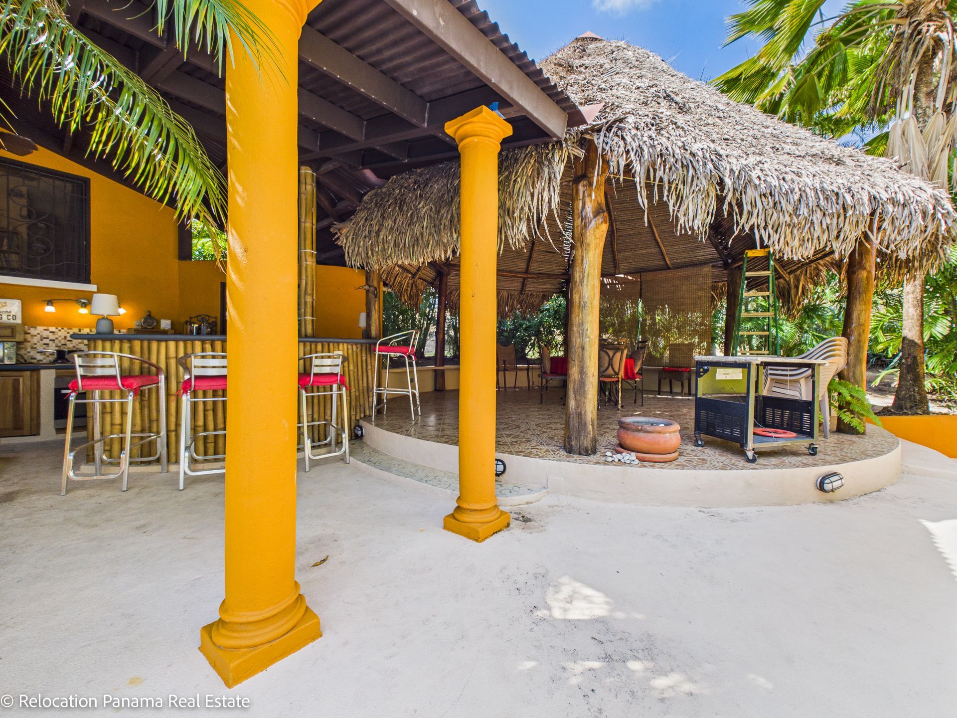 Casa con piscina y jardín tropical en Hacienda Pacífica, San Carlos. Fotografía para Relocation Panama Real Estate.