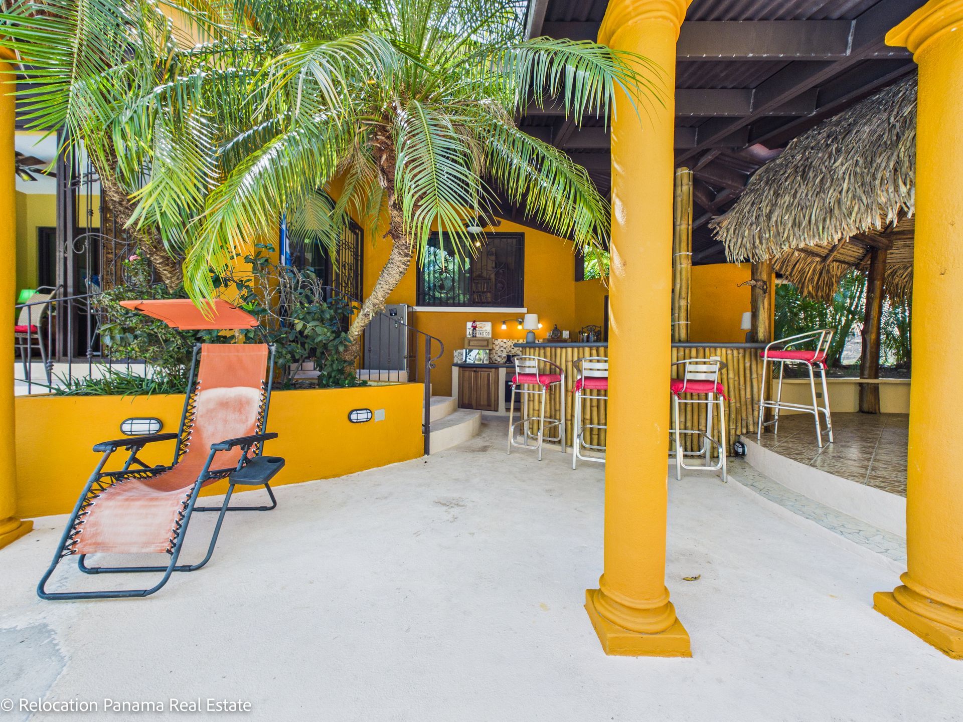 Casa con piscina y jardín tropical en Hacienda Pacífica, San Carlos. Fotografía para Relocation Panama Real Estate.