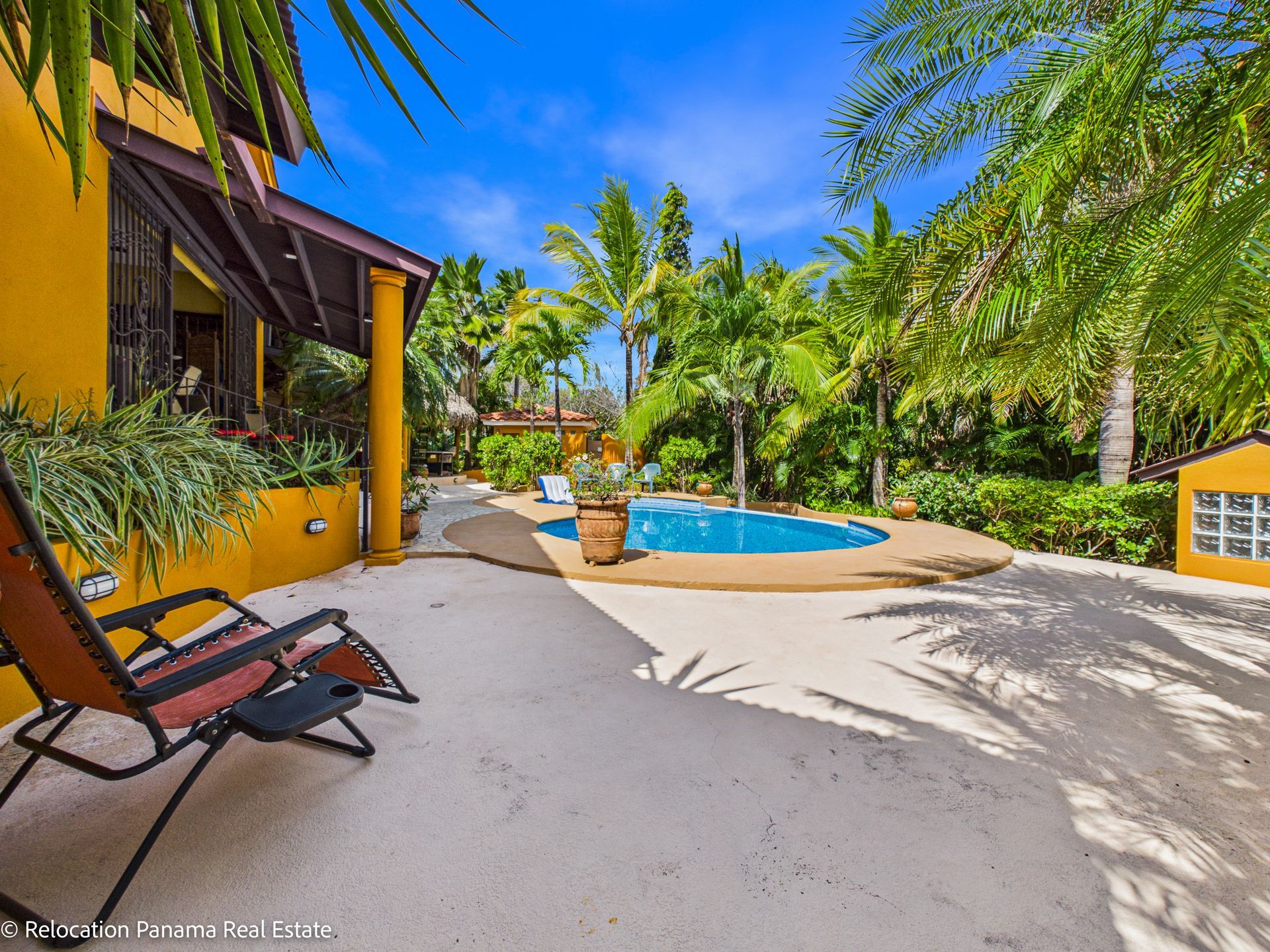 Casa con piscina y jardín tropical en Hacienda Pacífica, San Carlos. Fotografía para Relocation Panama Real Estate.