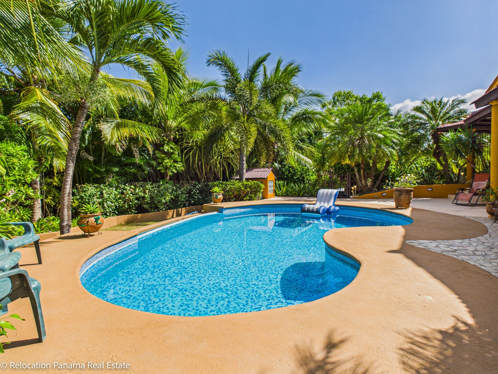 Casa con piscina y jardín tropical en Hacienda Pacífica, San Carlos. Fotografía para Relocation Pana