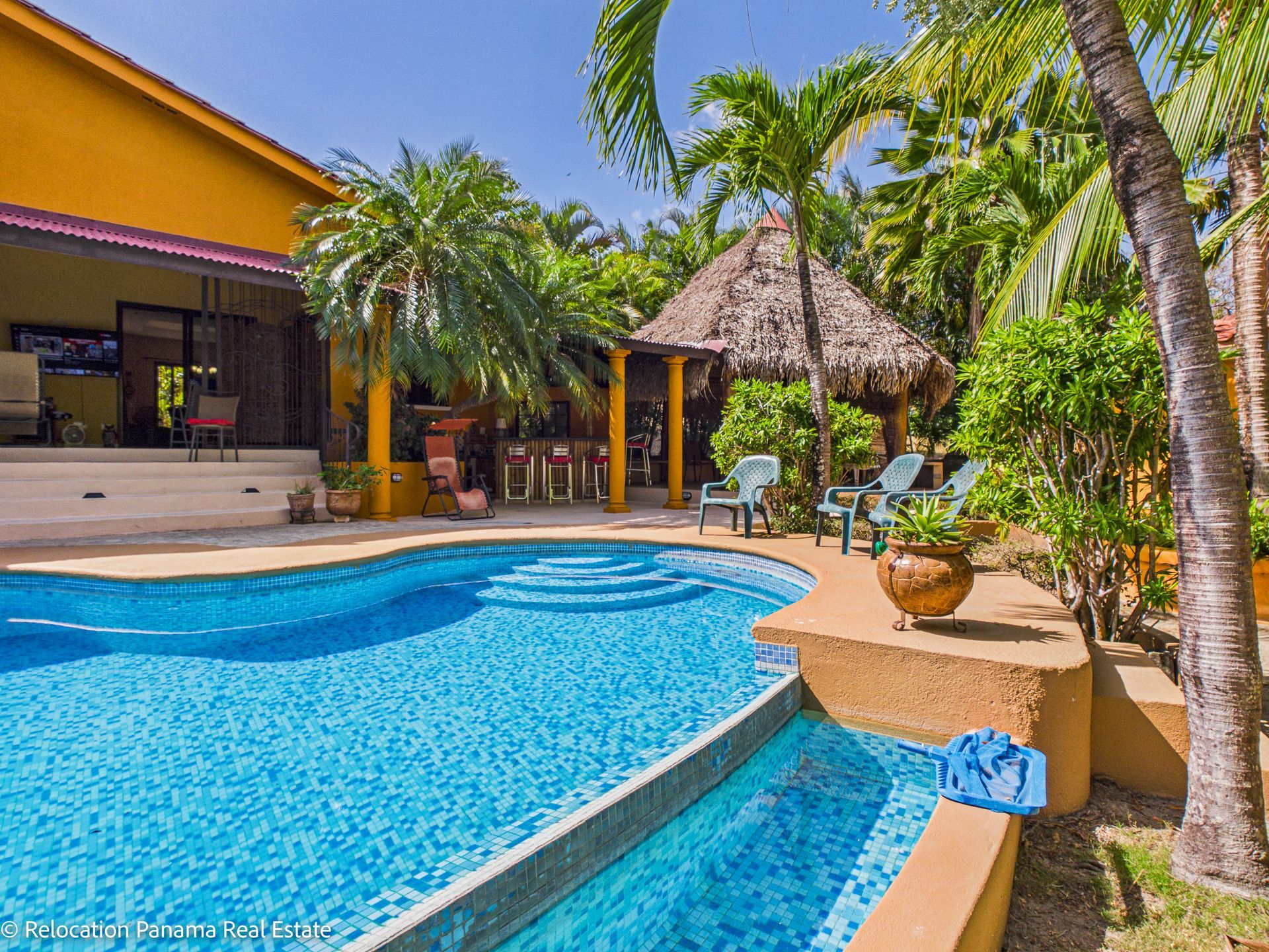 Sesión de fotografía profesional para Relocation Panama en Hacienda Pacífica, San Carlos. Resaltamos el ambiente tropical y la piscina privada en la Riviera Pacífica.