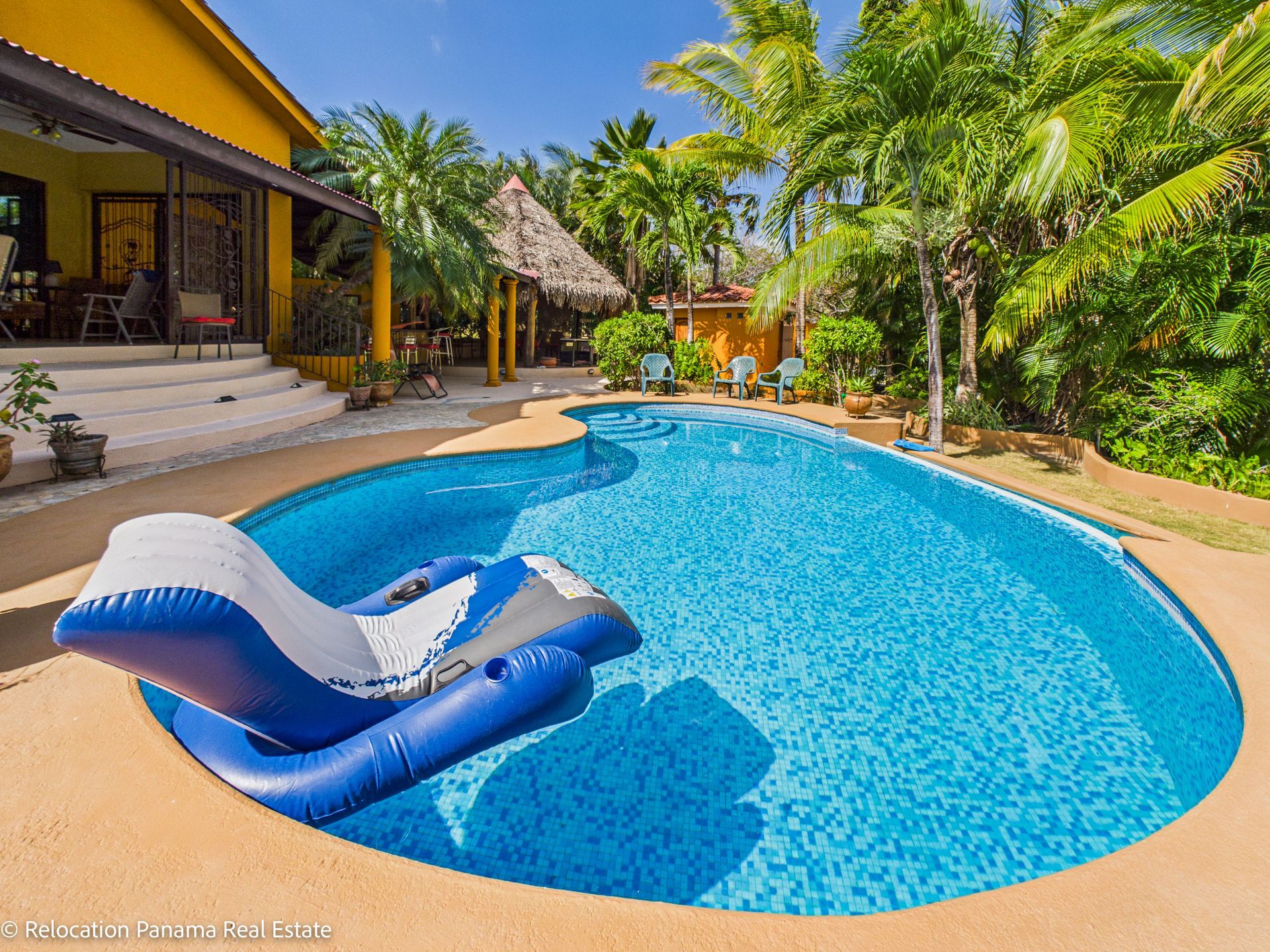 Casa con piscina y jardín tropical en Hacienda Pacífica, San Carlos. Fotografía para Relocation Panama Real Estate.