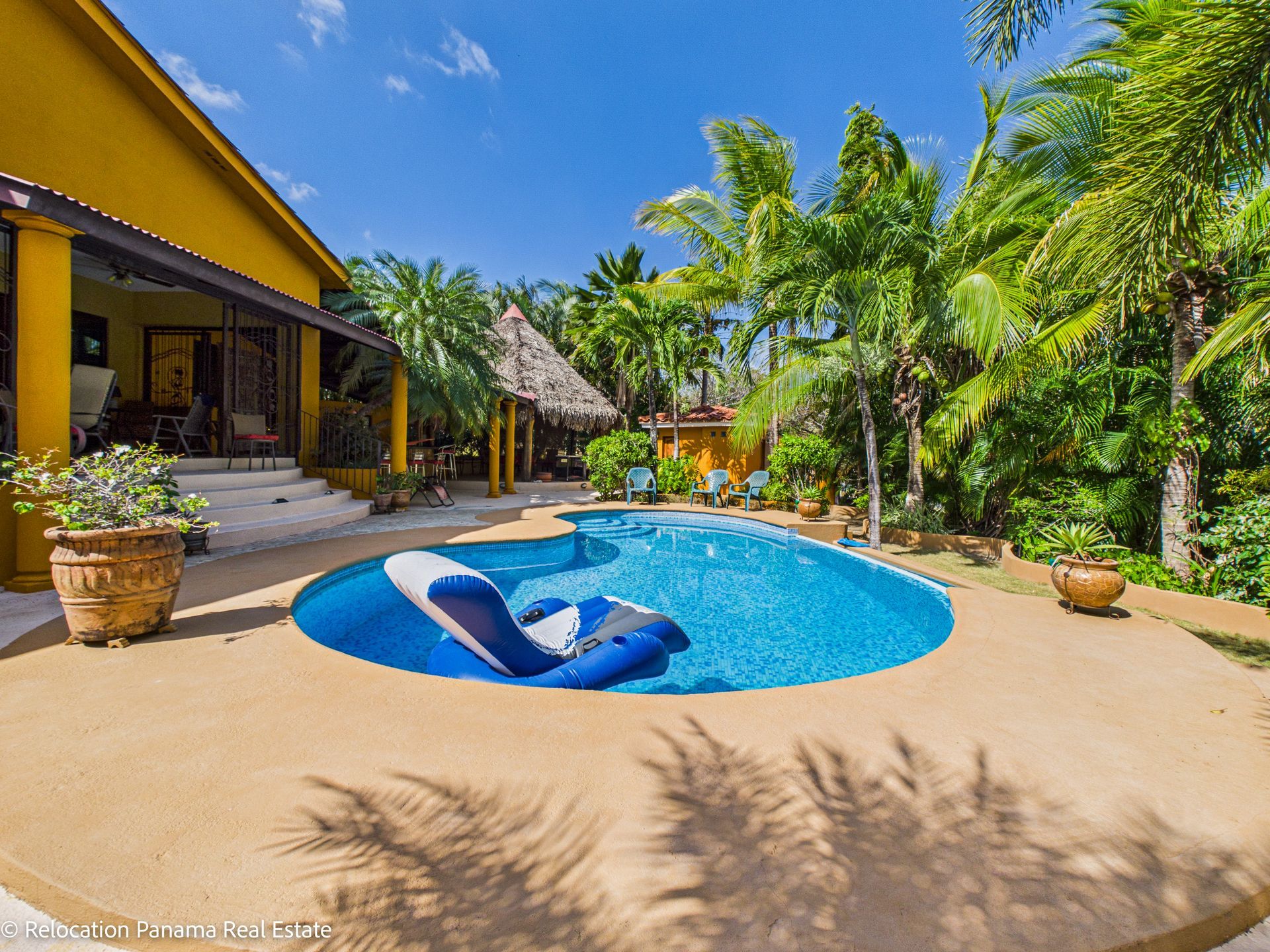 Casa con piscina y jardín tropical en Hacienda Pacífica, San Carlos. Fotografía para Relocation Panama Real Estate.
