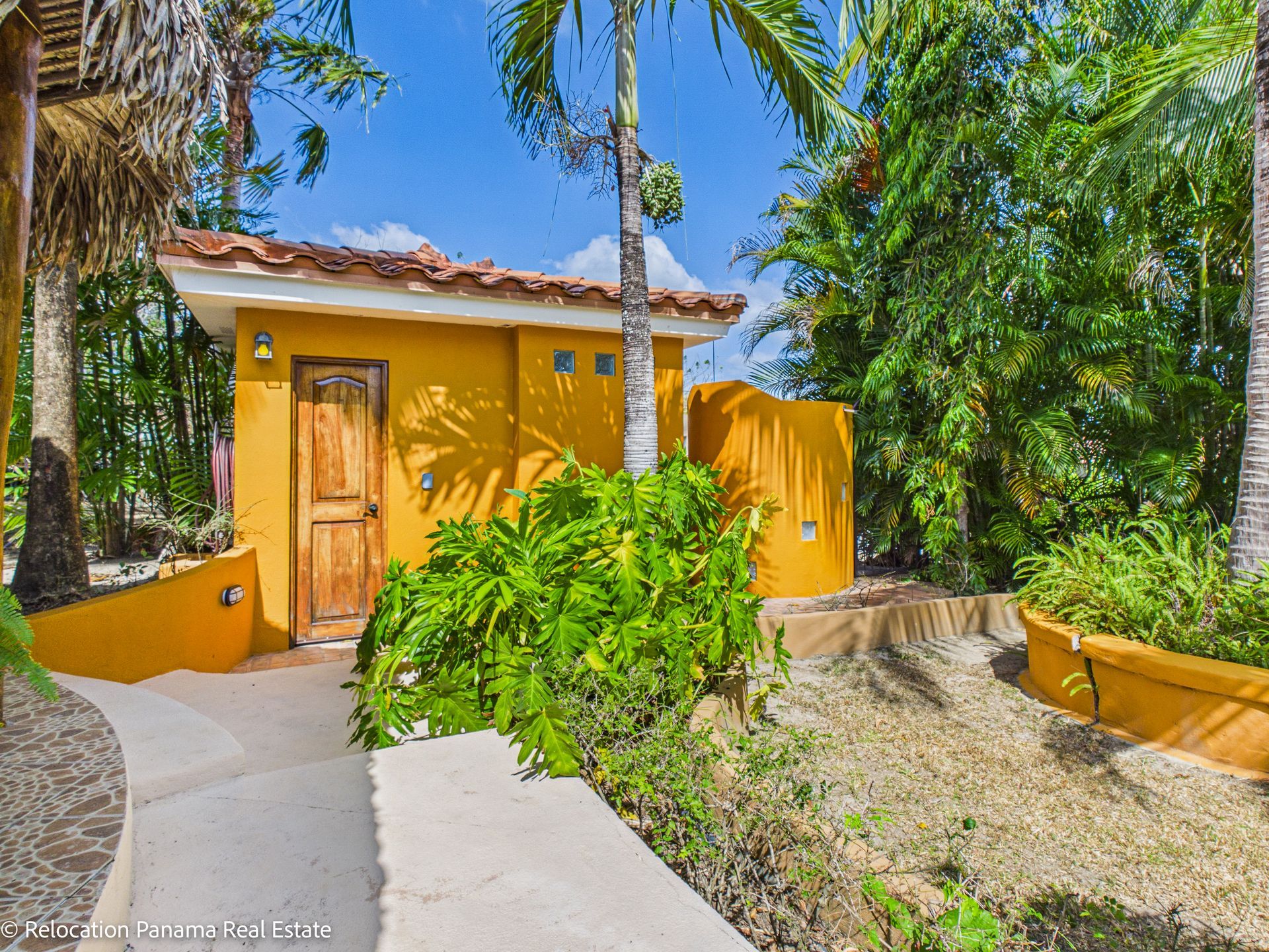 Casa con piscina y jardín tropical en Hacienda Pacífica, San Carlos. Fotografía para Relocation Panama Real Estate.