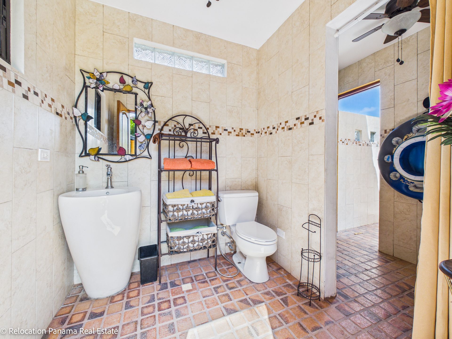 Casa con piscina y jardín tropical en Hacienda Pacífica, San Carlos. Fotografía para Relocation Panama Real Estate.