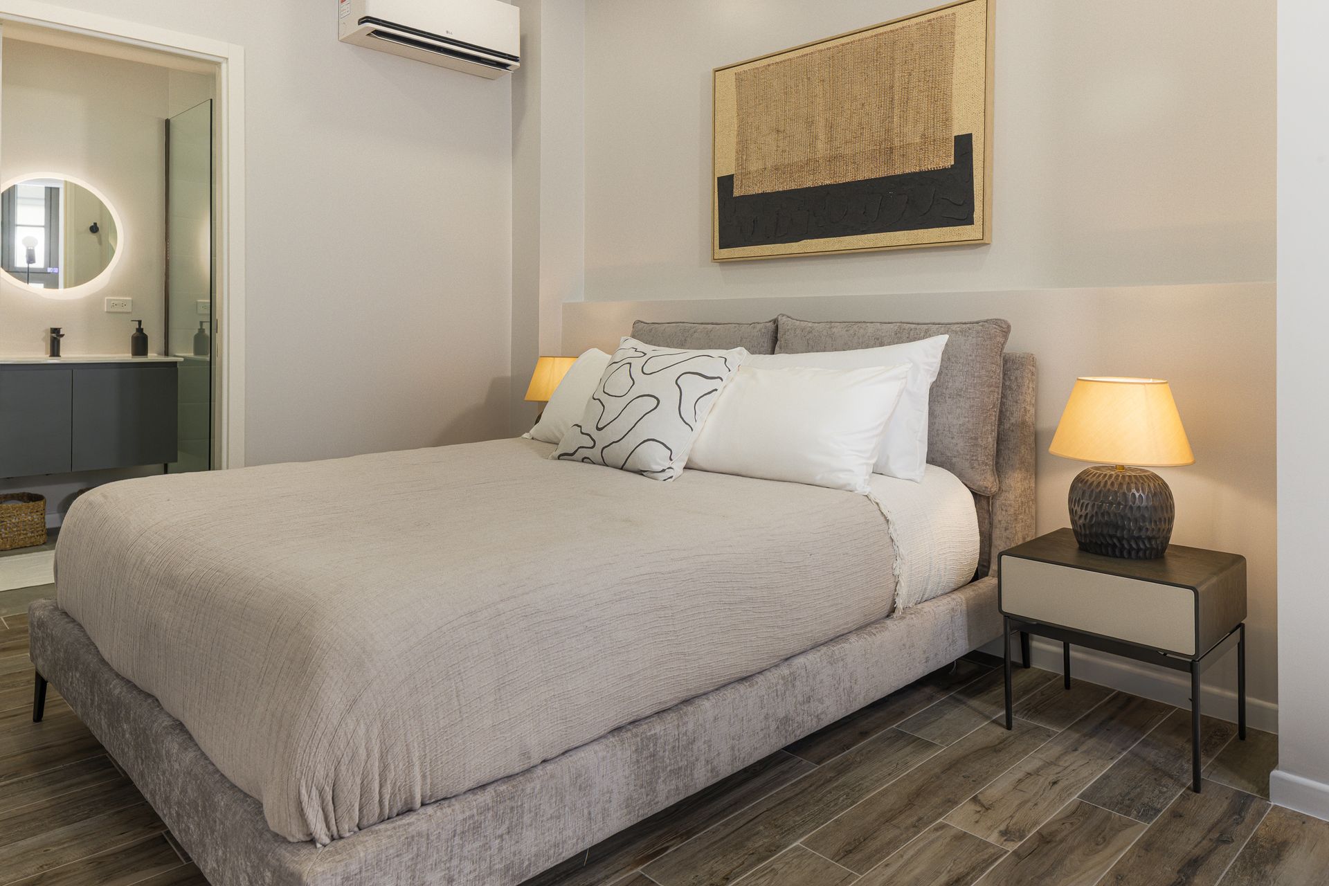 fotografía de interiores y diseño colonial moderno en Mansión Baluarte, Casco Viejo de Panamá.