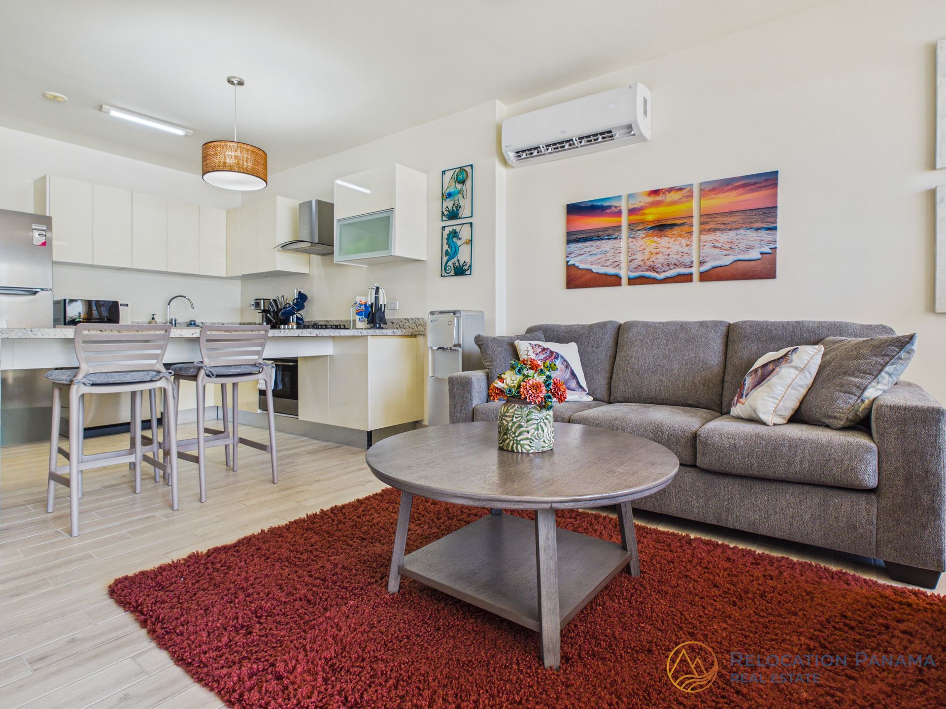 Interior de apartamento moderno en Playa Caracol, Chame. Fotografía profesional para bienes raíces.