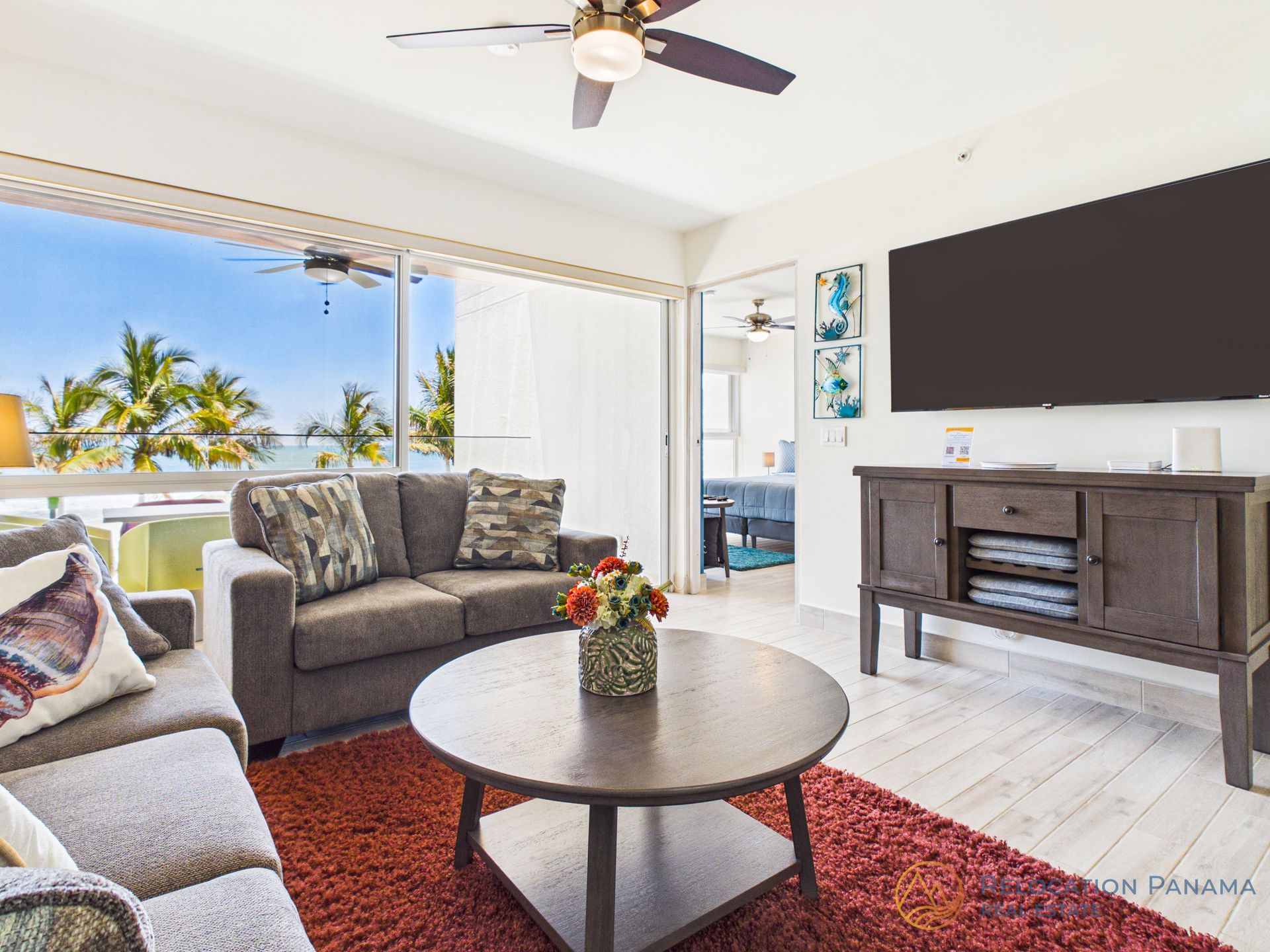 Interior de apartamento moderno en Playa Caracol, Chame. Fotografía profesional para bienes raíces.