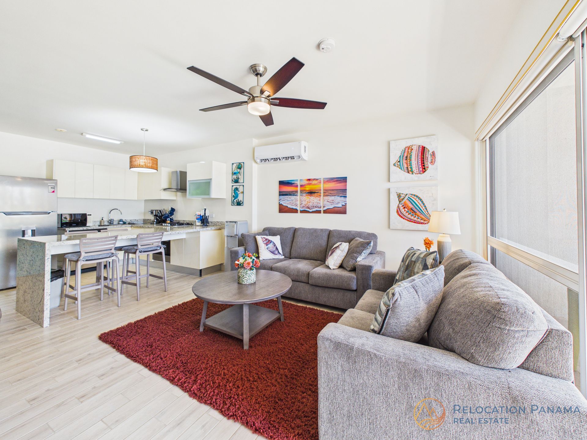 Interior de apartamento moderno en Playa Caracol, Chame. Fotografía profesional para bienes raíces.