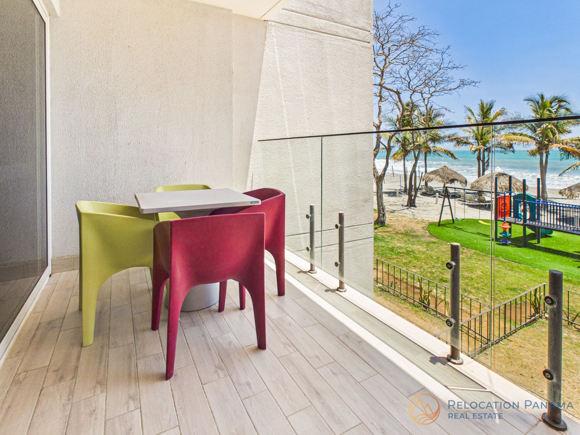 Interior de apartamento moderno en Playa Caracol, Chame. Fotografía profesional para bienes raíces.